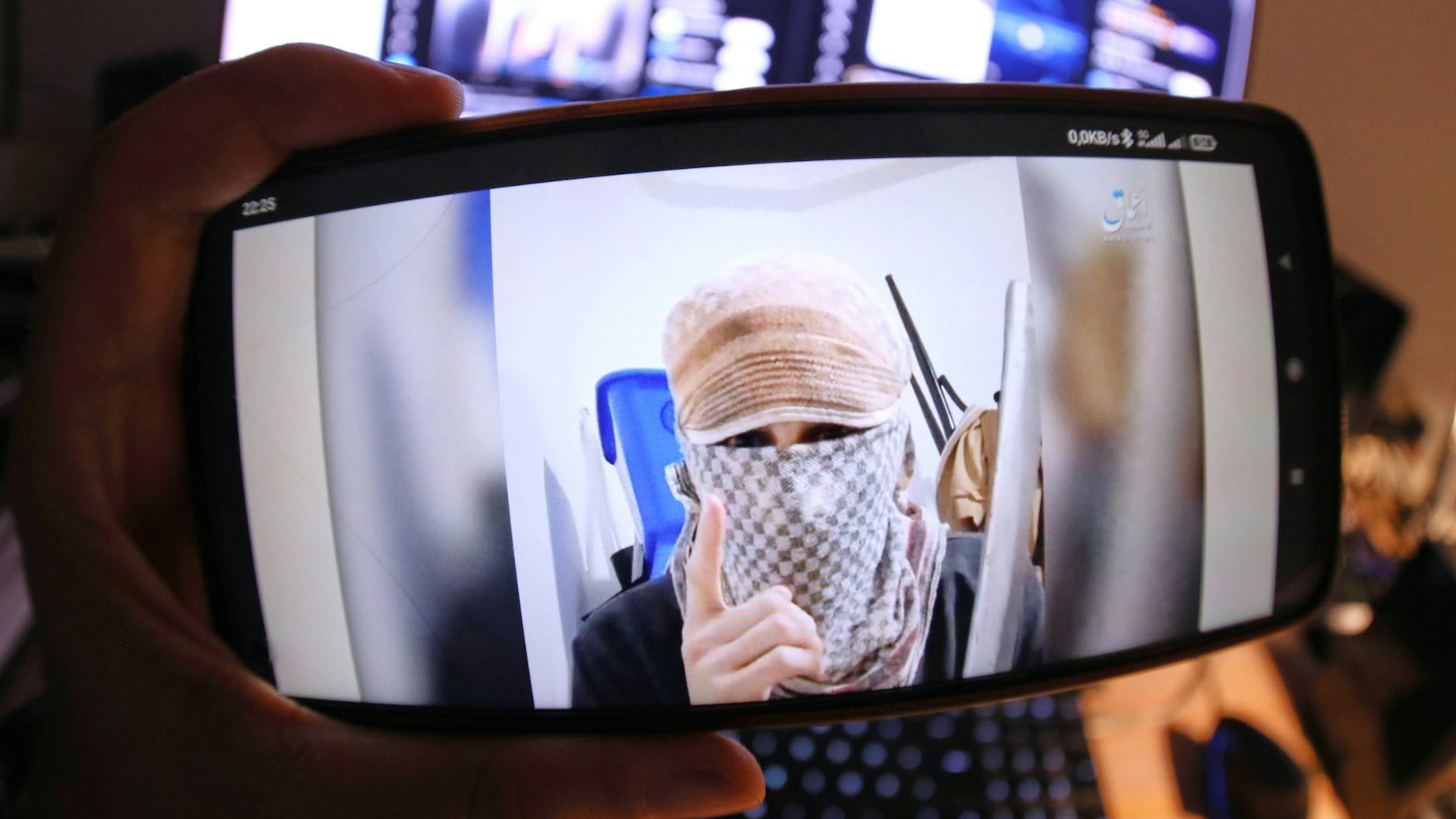 Ein Video, das mutmaßlich Issa al H. zeigt, ging in den sozialen Medien viral. Darin leistet er mit einem Messer in der Hand auf Arabisch einen Treueschwur auf die Terrororganisation Islamischer Staat.