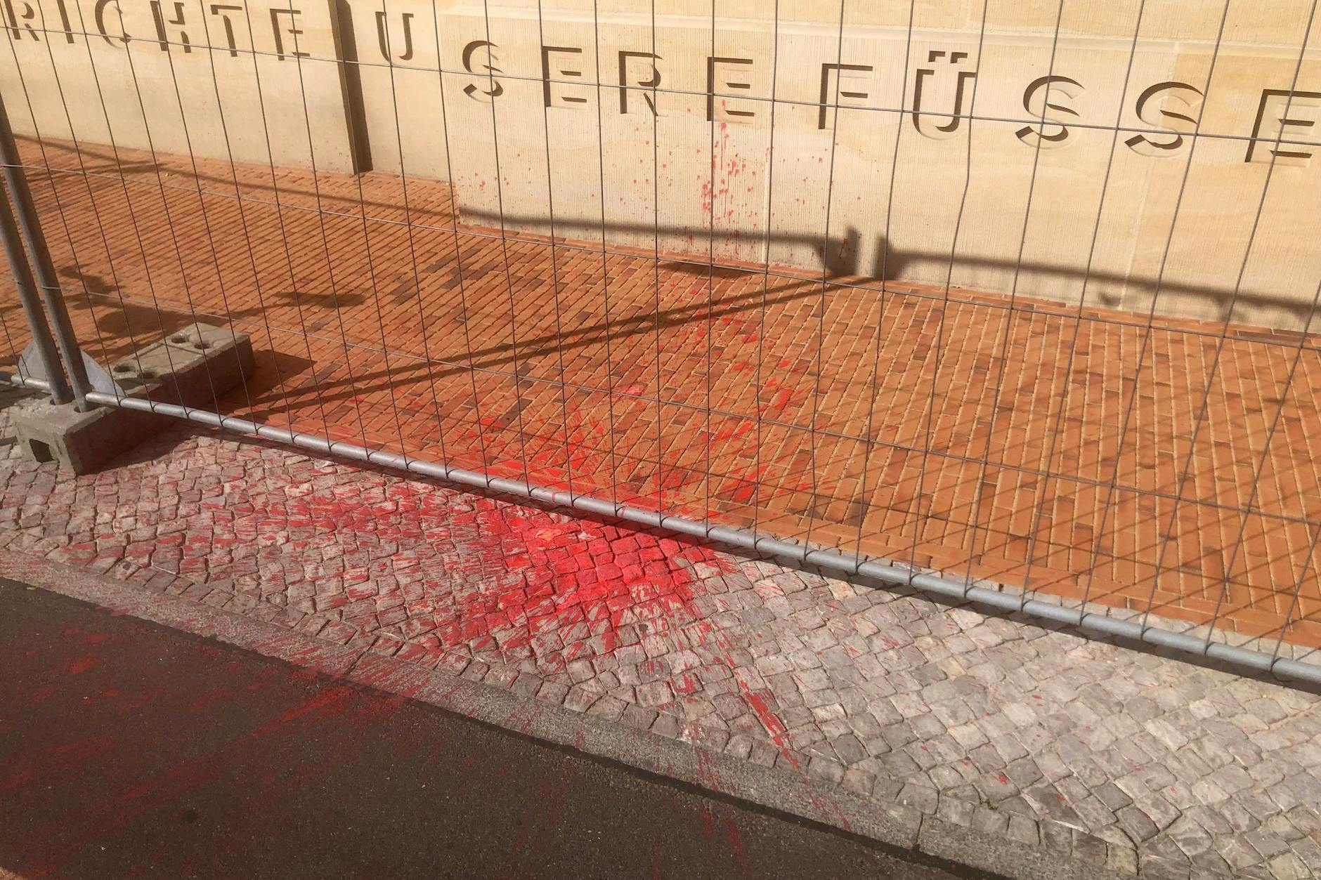 Wenige Tage nach der offiziellen Eröffnung die Garnisonkirche mit Farbe beschmiert worden. Ersten Erkenntnissen zufolge bewarfen Unbekannte den Neubau und Turm in der Nacht mit Luftballons, die mit roter Farbe gefüllt waren, wie die Polizei mitteilt.