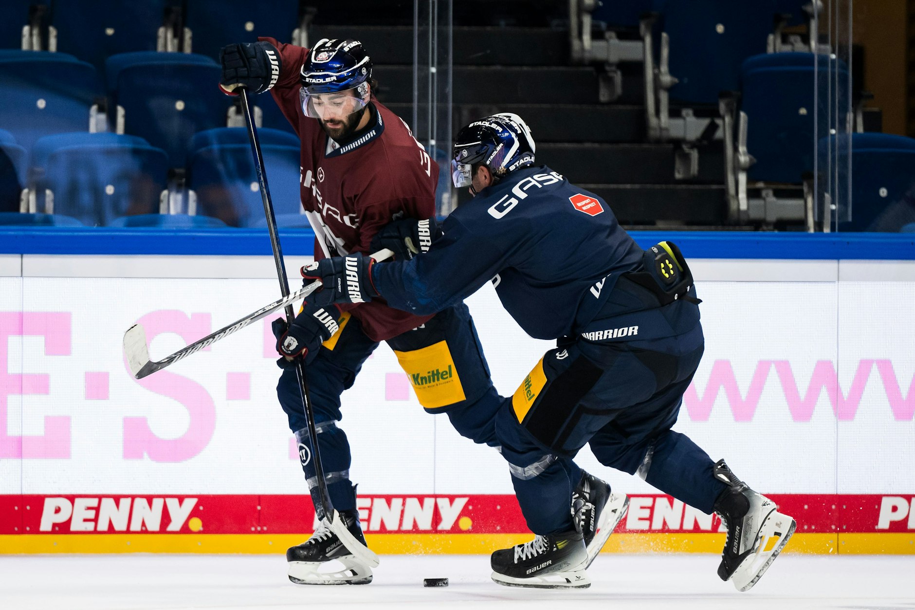 Dem Eisbären-Zugang Liam Kirk (l.) sieht man nicht unbedingt an, dass er vor der Kiste des Gegners ein Tormonster ist.