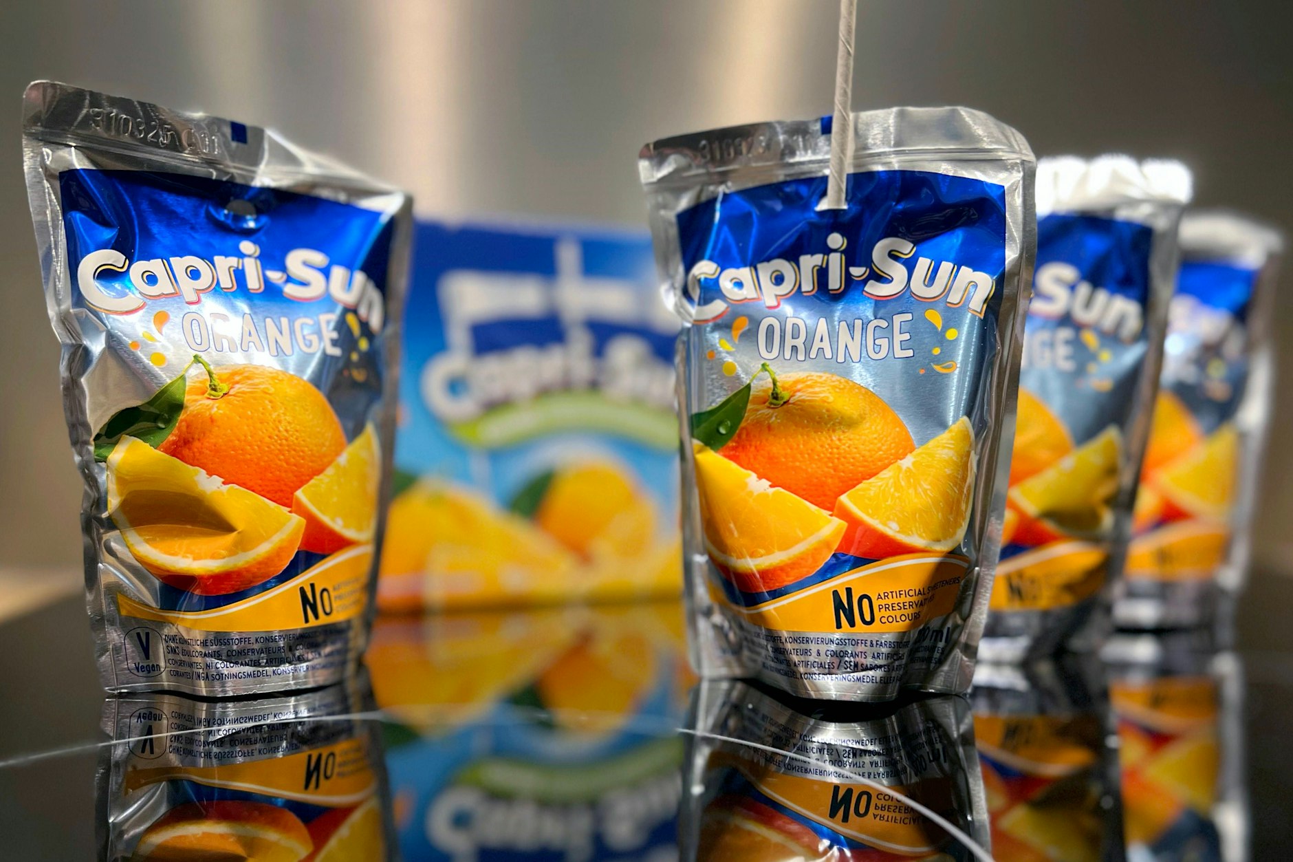 Gibt es Capri Sun bald wieder mit einem Plastikstrohhalm? Das Unternehmen will zumindest in der Schweiz das Papierröhrli loswerden.