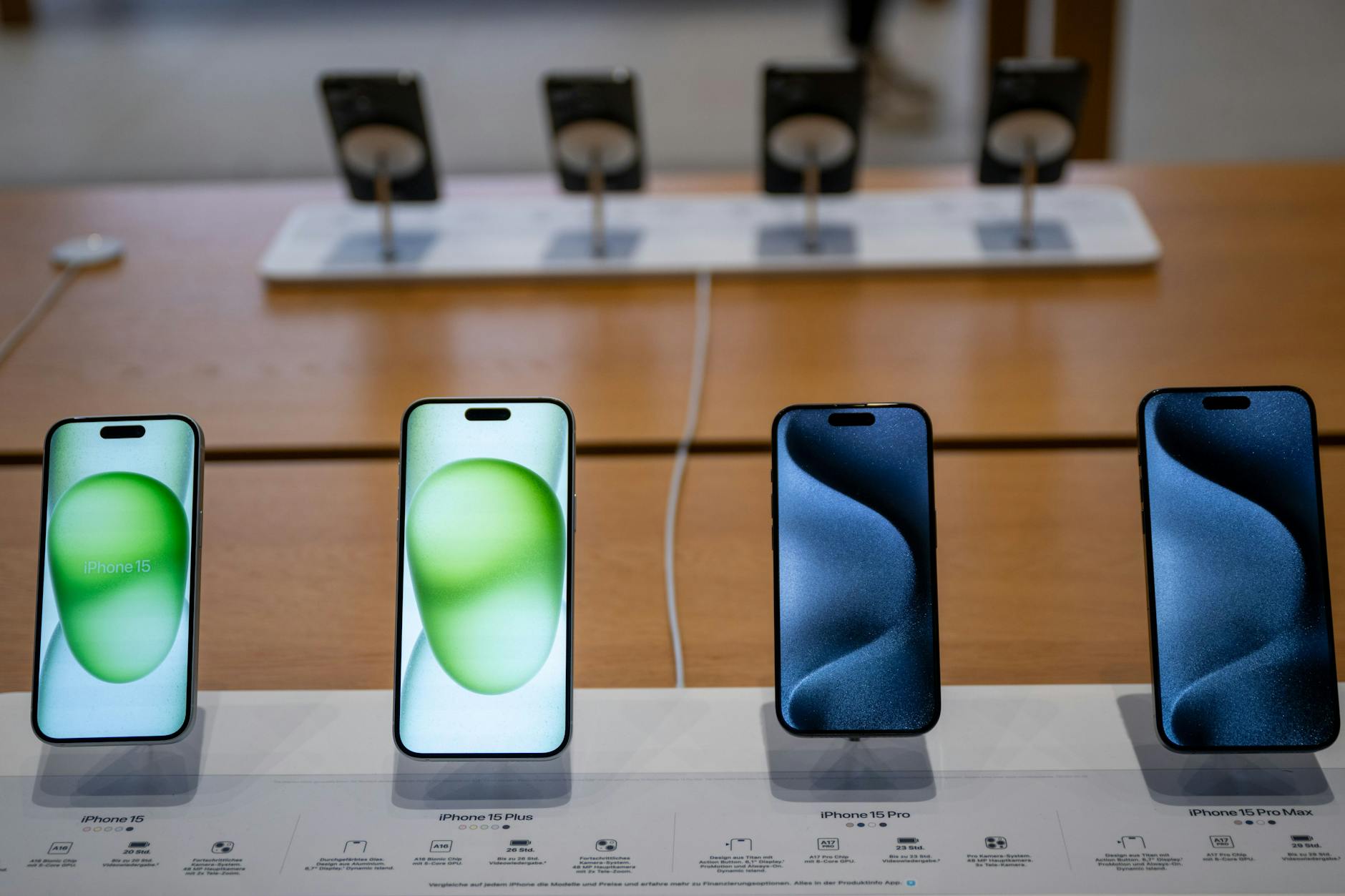 Verschiedene iPhone-Modelle im Apple-Store am Kurfürstendamm. (Symbolbild)