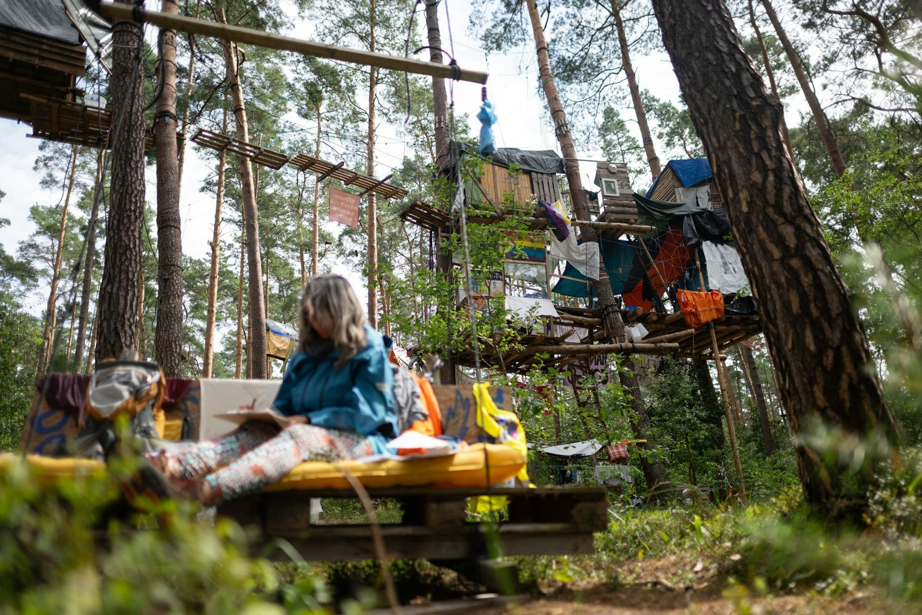 Das Protestcamp an der Tesla-Fabrik ist zu einer kleinen Waldsiedlung geworden.
