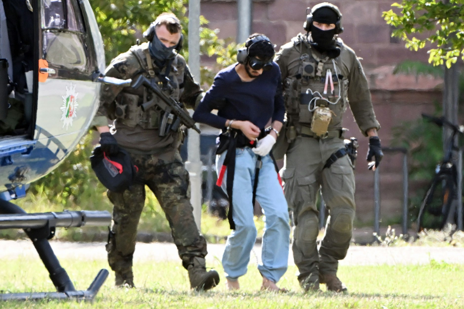 Der mutmaßliche Täter des Messerangriffs von Solingen wurde in Karlsruhe dem Ermittlungsrichter vorgeführt.