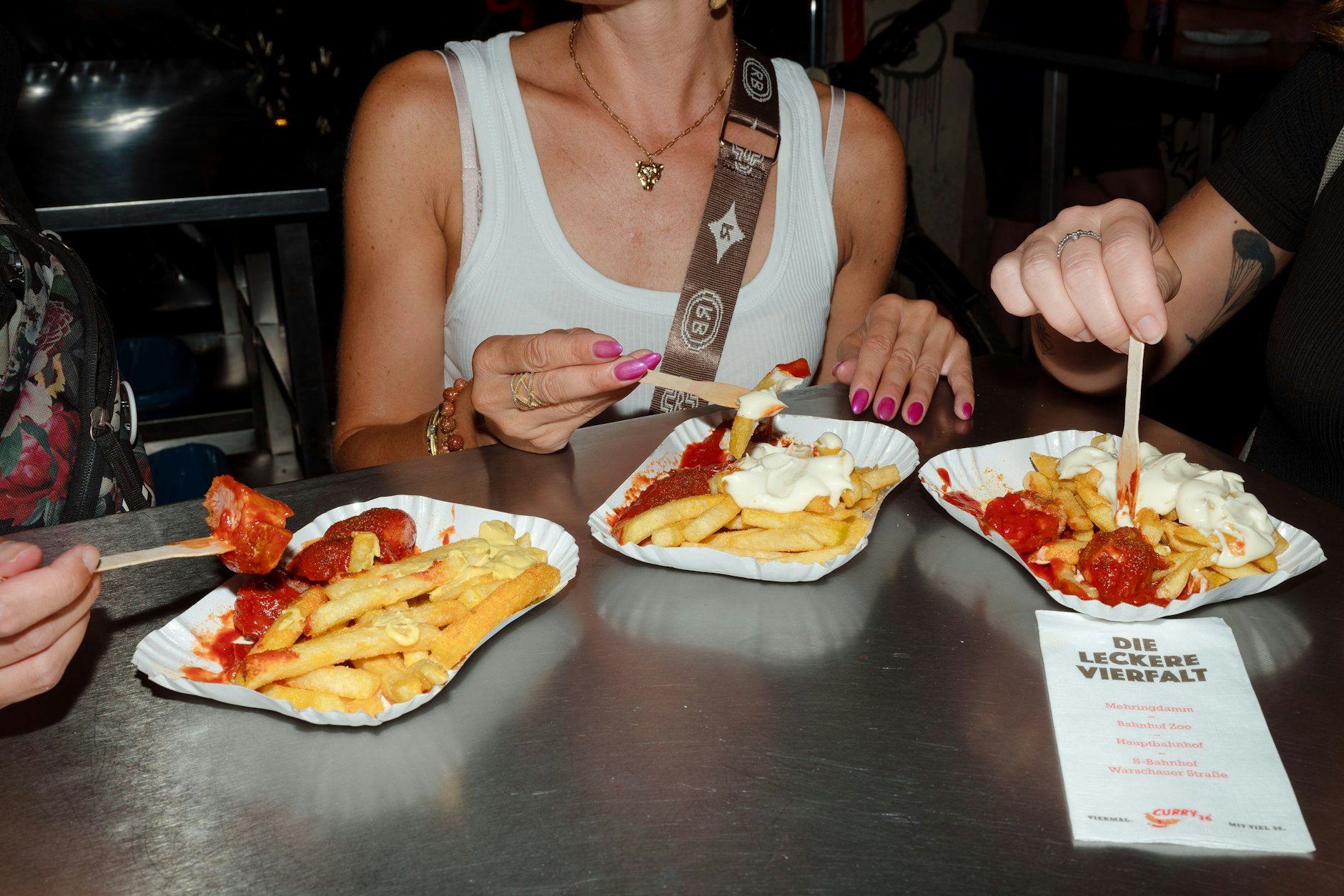 Die Currywurst von Curry 36 ist beliebt bei Stammkunden, Touristen und sogar bei Stars wie Sebastian Vettel.