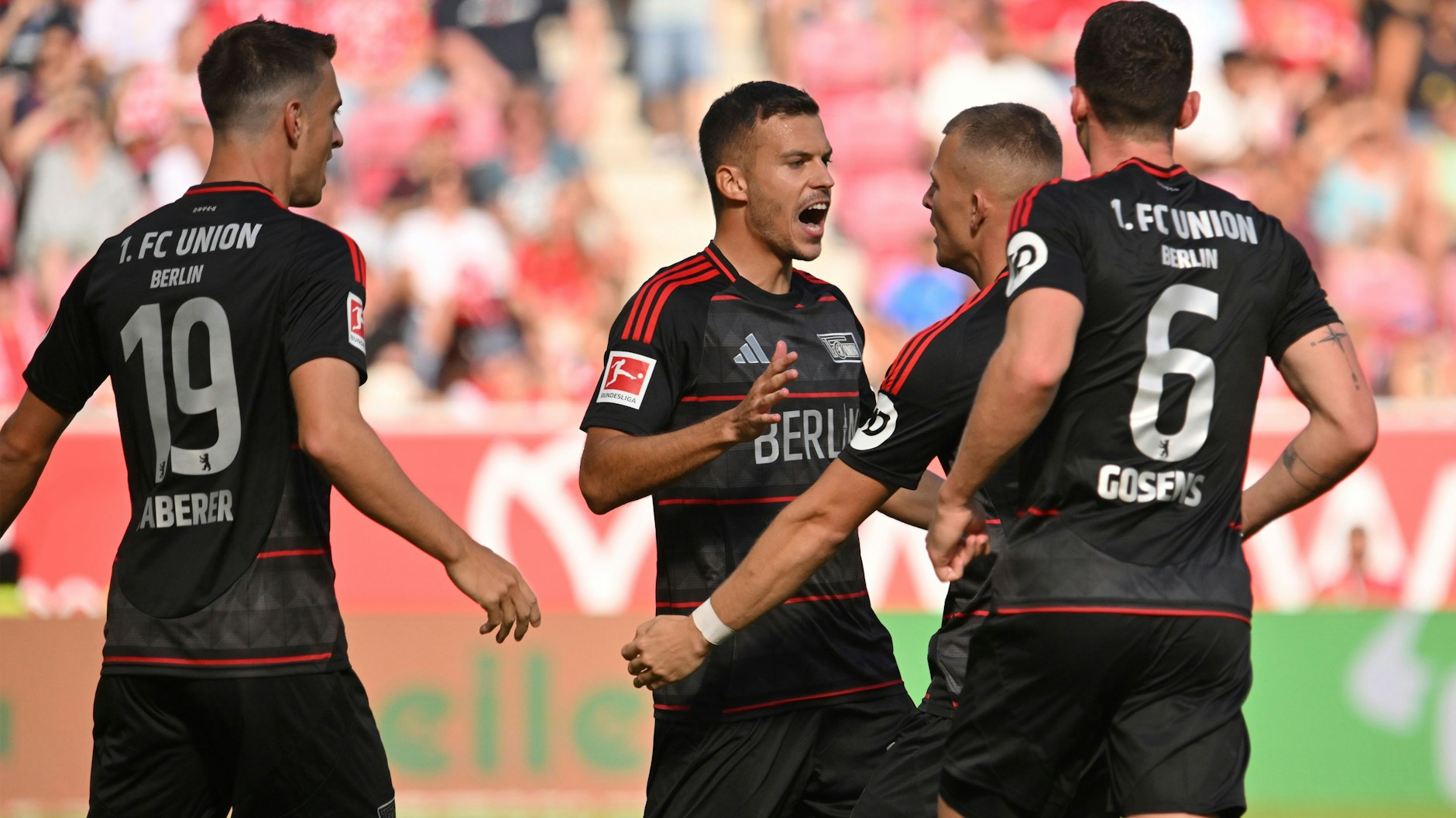 Laszlo Benes (2.v.l.) jubelt nach seinem Treffer zum 1:1 für den 1. FC Union in Mainz mit Janik Haberer (l.) und Robin Gosens (r.).&nbsp;