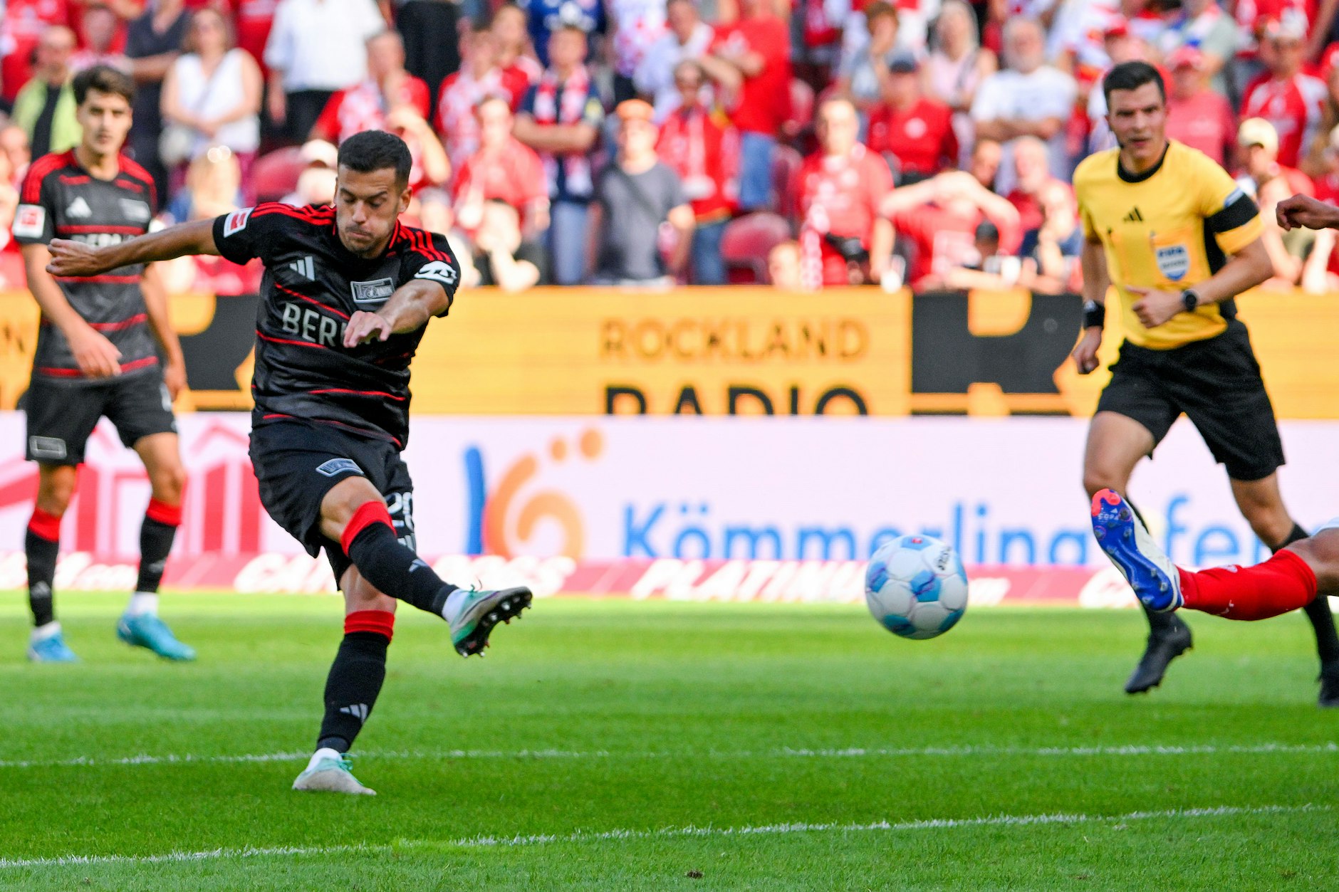Augen zu, die Wangen aufgeblasen Unions Laszlo Benes schießt in Mainz das Tor zum 1:1. 