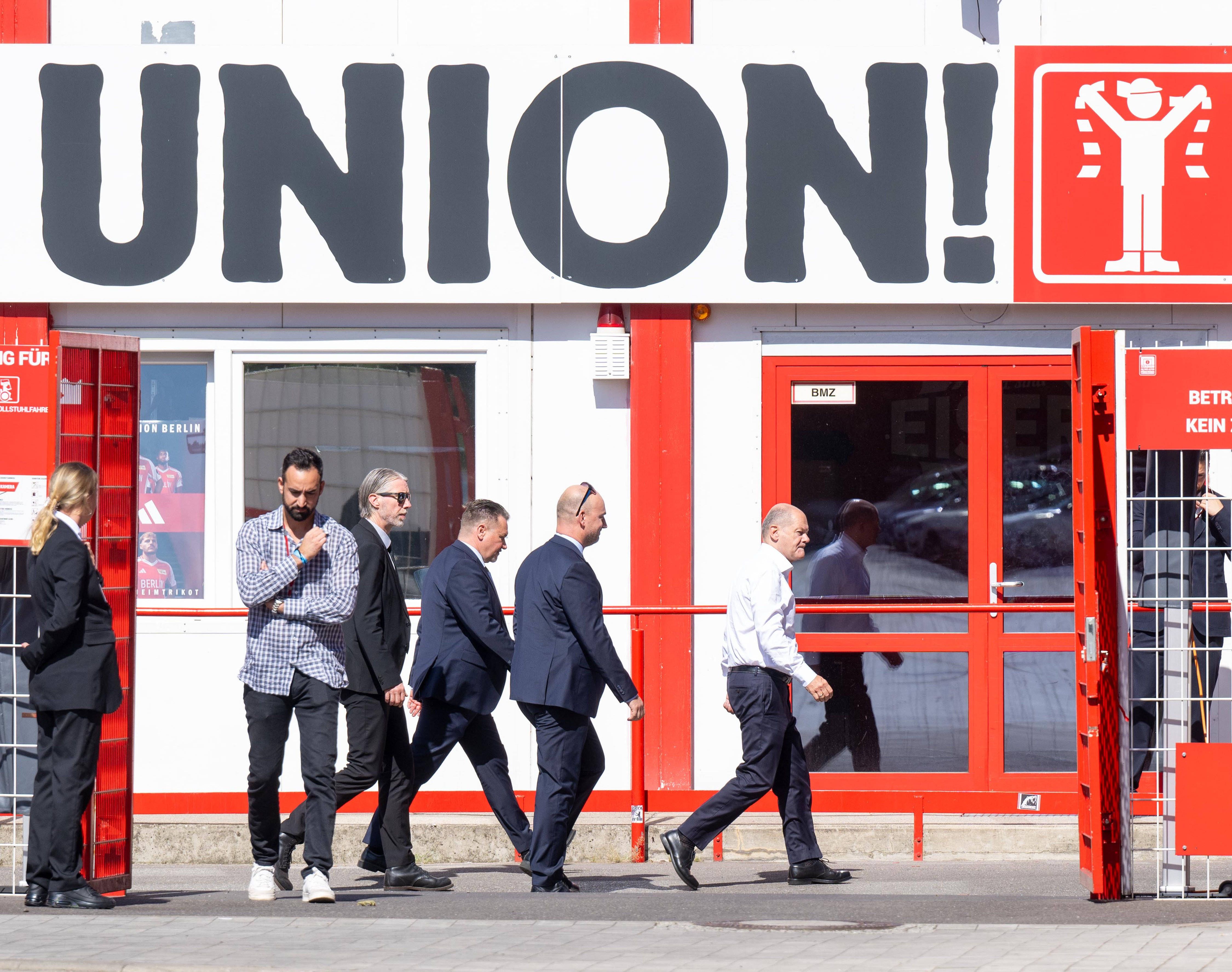 Eiserner Staatsbesuch: Kanzler Olaf Scholz schaut beim 1. FC Union vorbei!