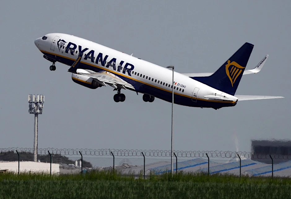 Eine Ryanair-Maschine aus Lissabon durfte wegen des Nachtflugverbots am BER nicht landen und parken.