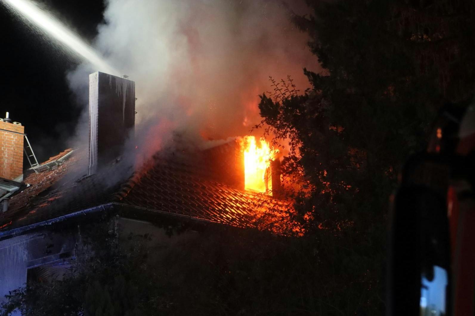 Brand in Zehlendorf: Eine Haushälfte steht in Flammen.