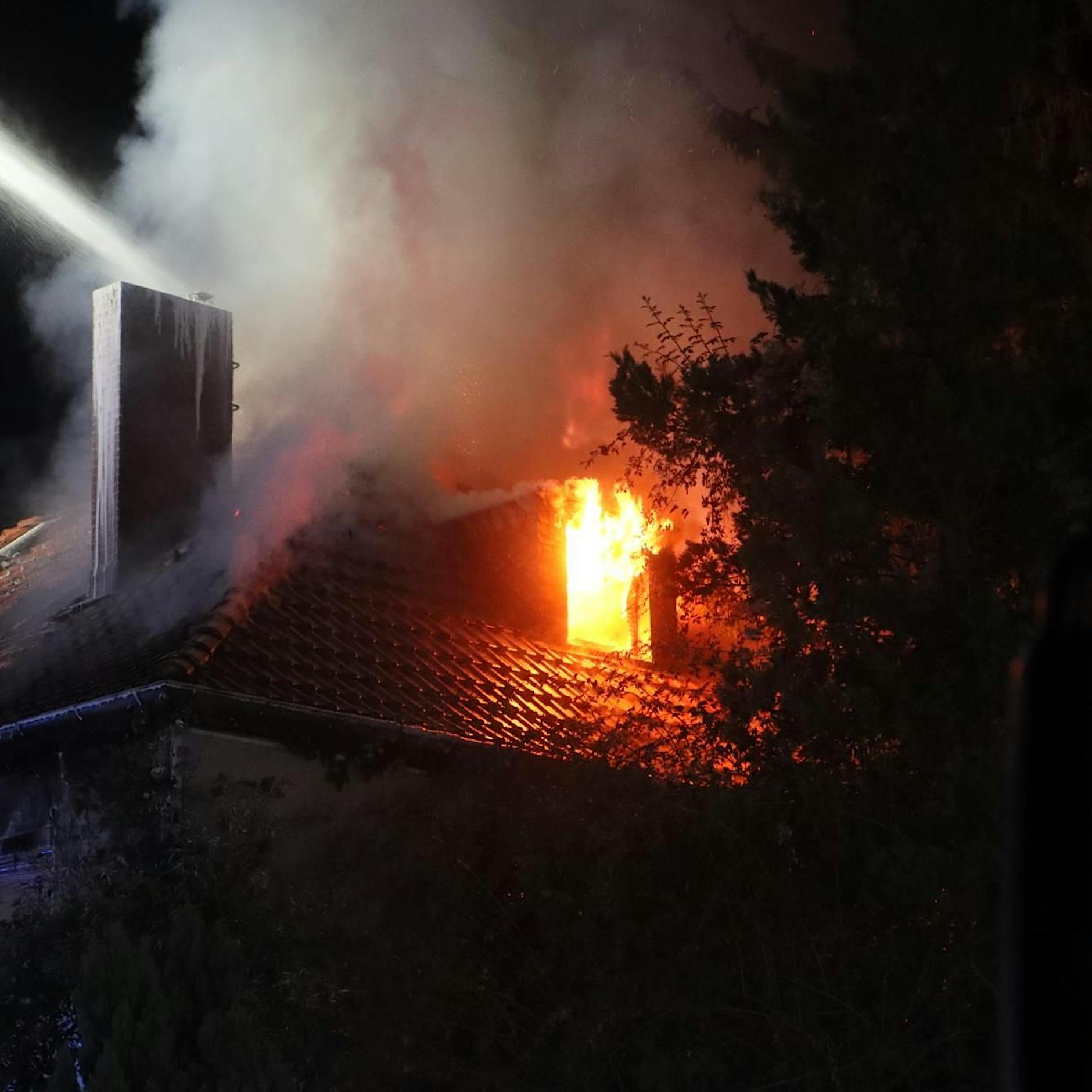 Berlin-Zehlendorf: Wohnhaus brennt zweimal – Einsturzgefahr