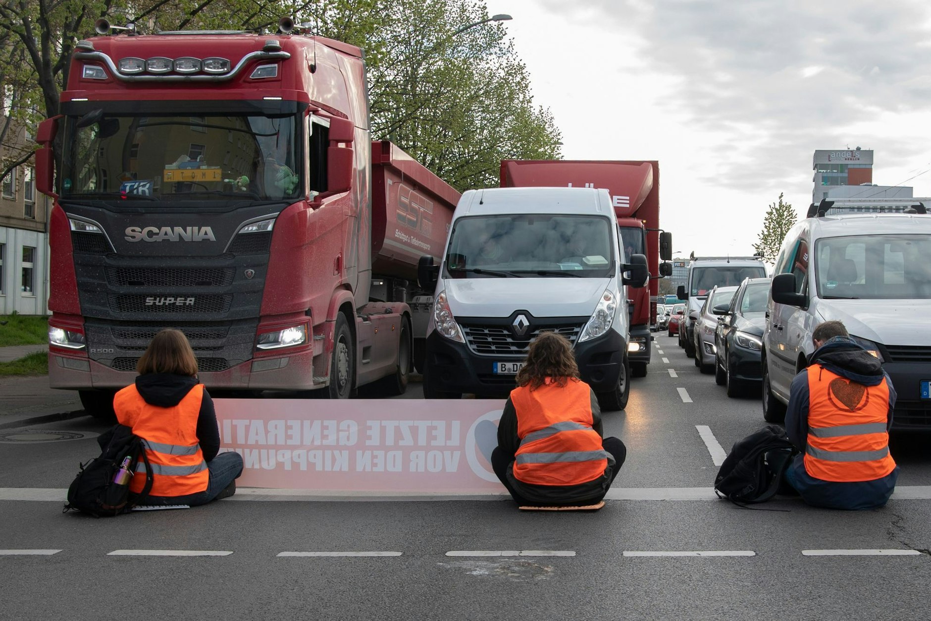 Insgesamt hatte der Klimakleber an 40 Straßenblockaden teilgenommen. Dafür gab es jetzt 22 Monate Knast vom Richter.