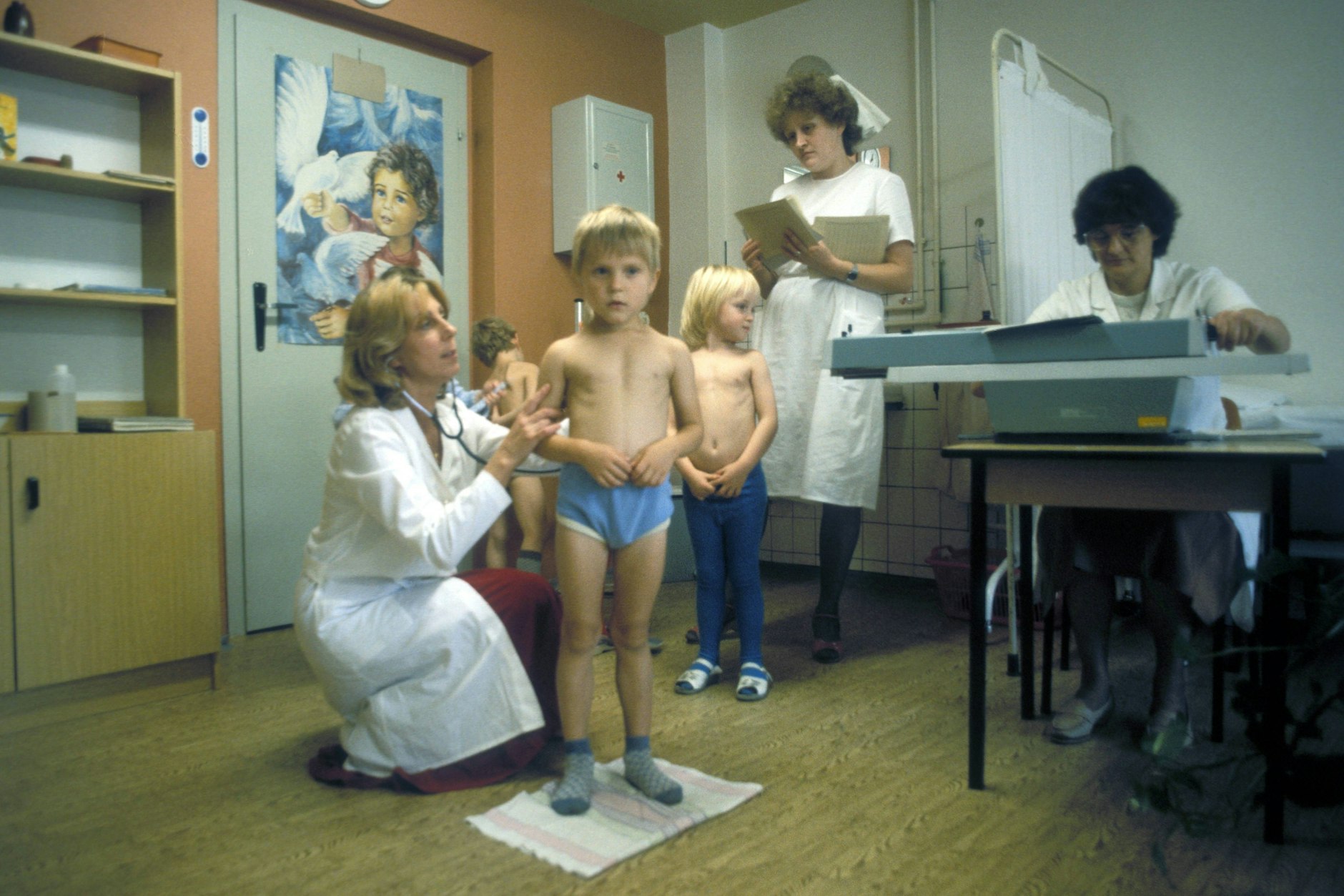 Zu den ab 1974 fachschulisch ausgebildeten medizinischen Berufen gehörten unter anderem die Krankenpfleger, die Kinderkrankenschwester und die Krippenerzieherin.