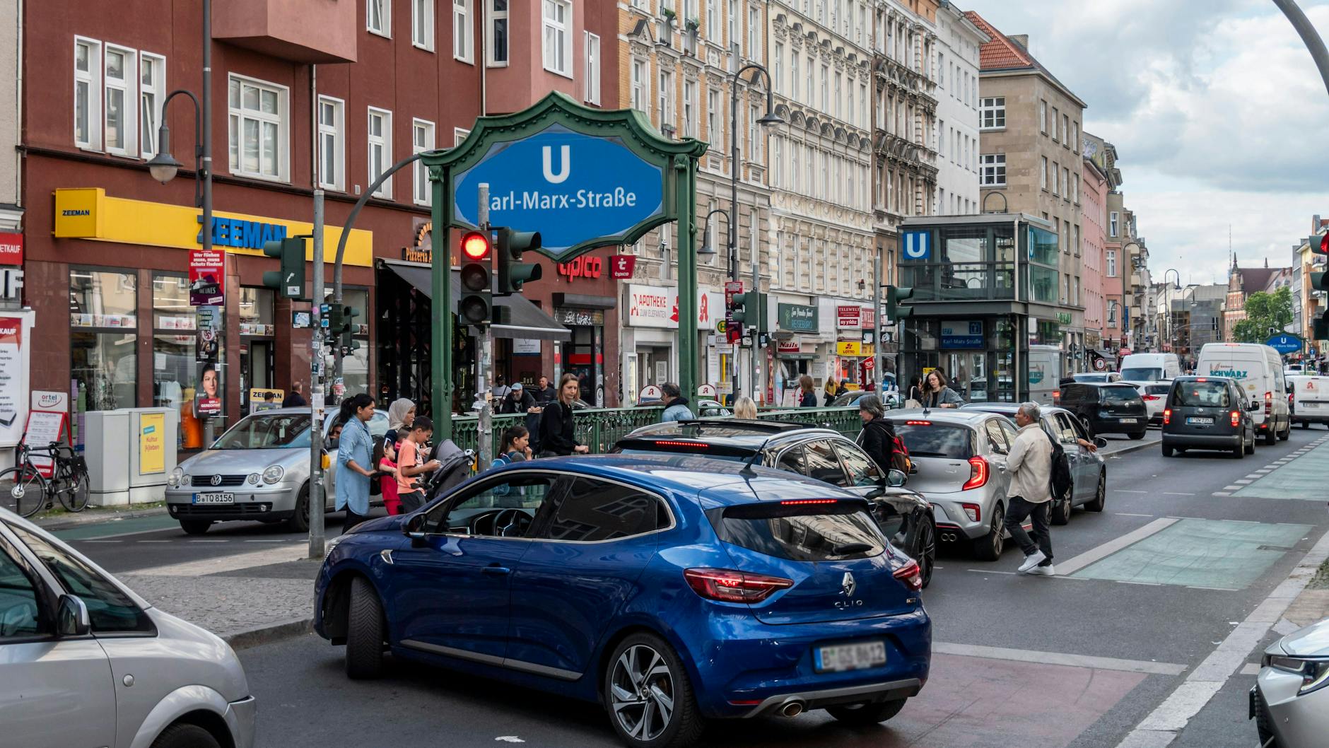Die Karl-Marx-Straße in Neukölln hat sich den zweiten Platz auf der Liste der Staufallen gesichert.