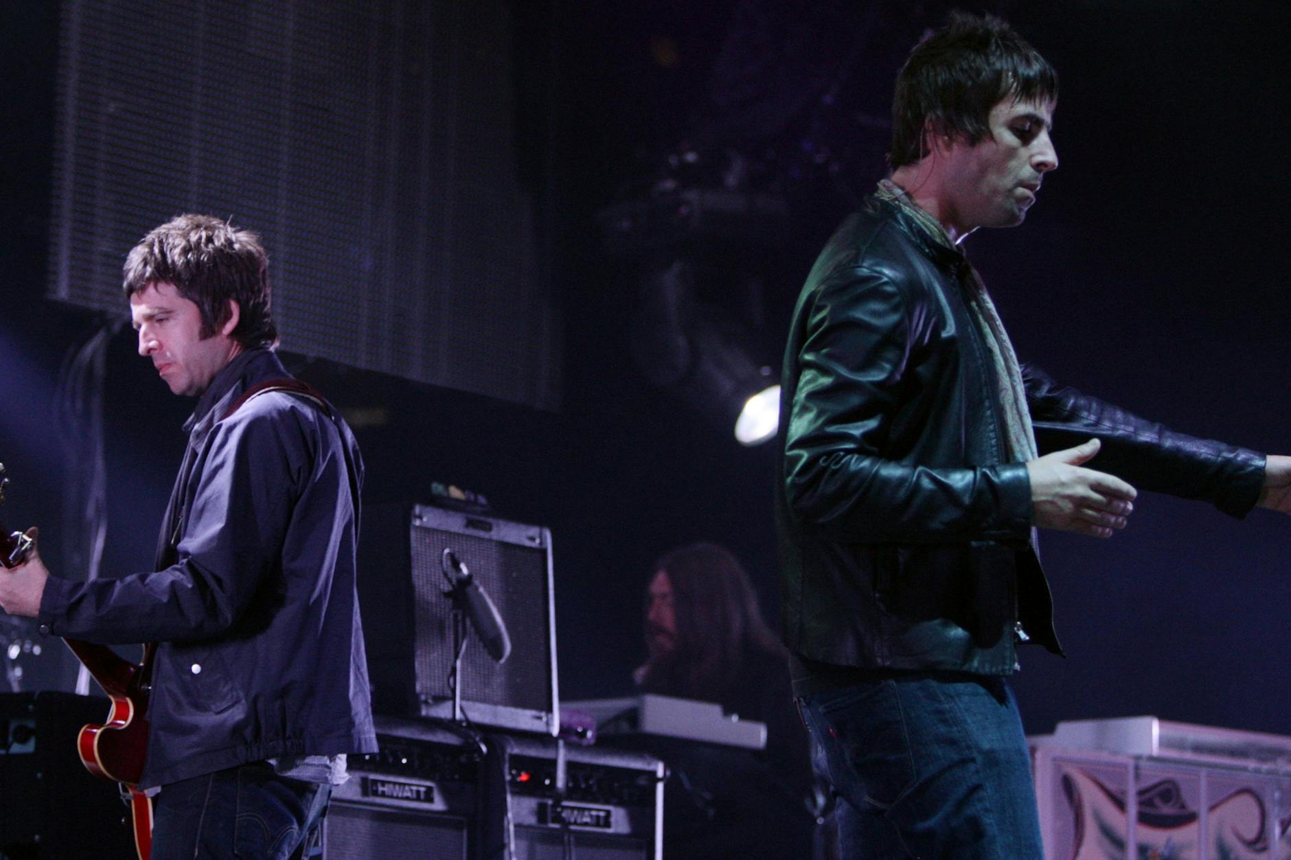 Liam (l.) und Noel Gallagher von Oasis, hier bei einem Konzert in Vancouver 2008