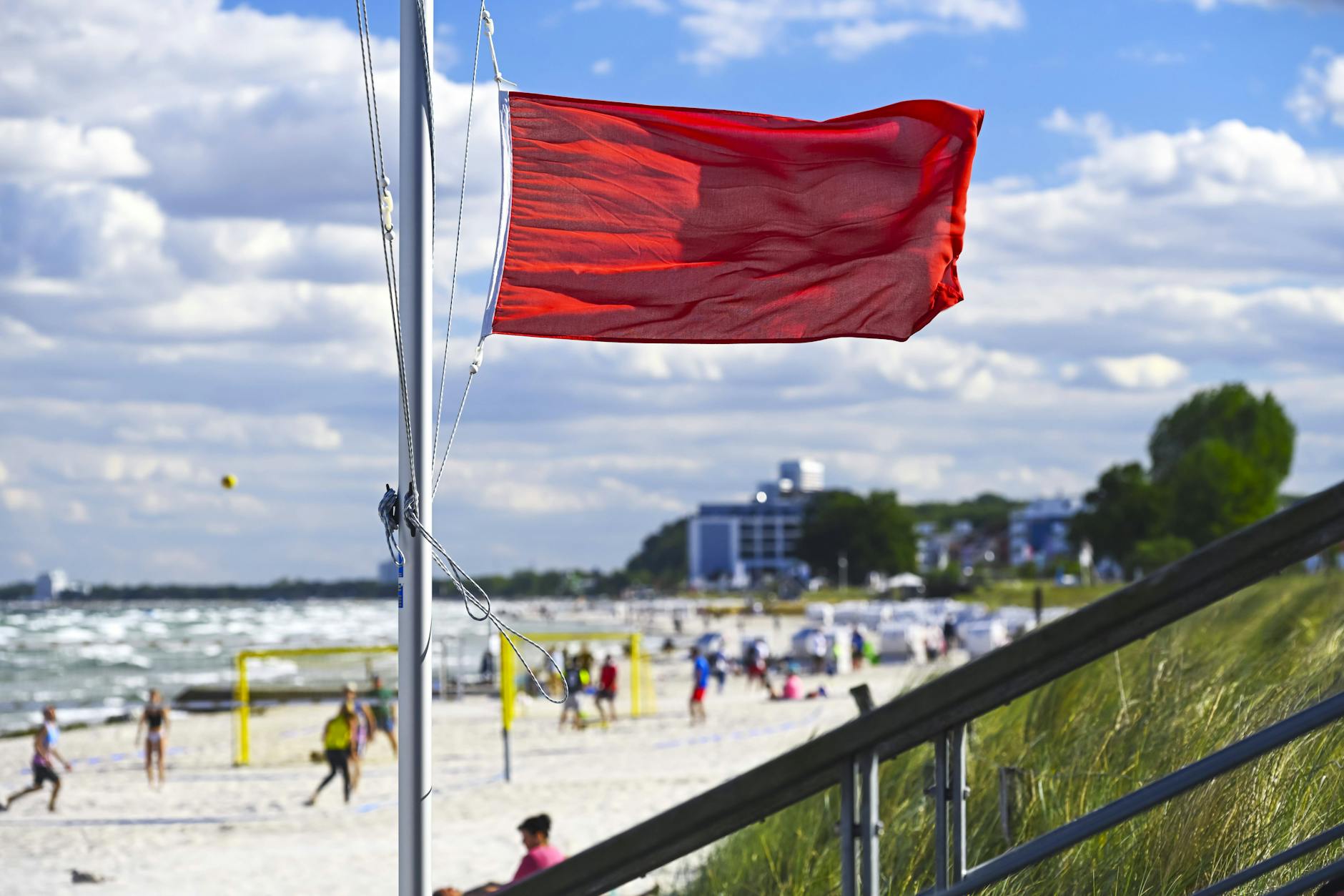 Rote Flaggen am Strand von Scharbeutz. Hier griffen Feuerquallen Badegäste an. 