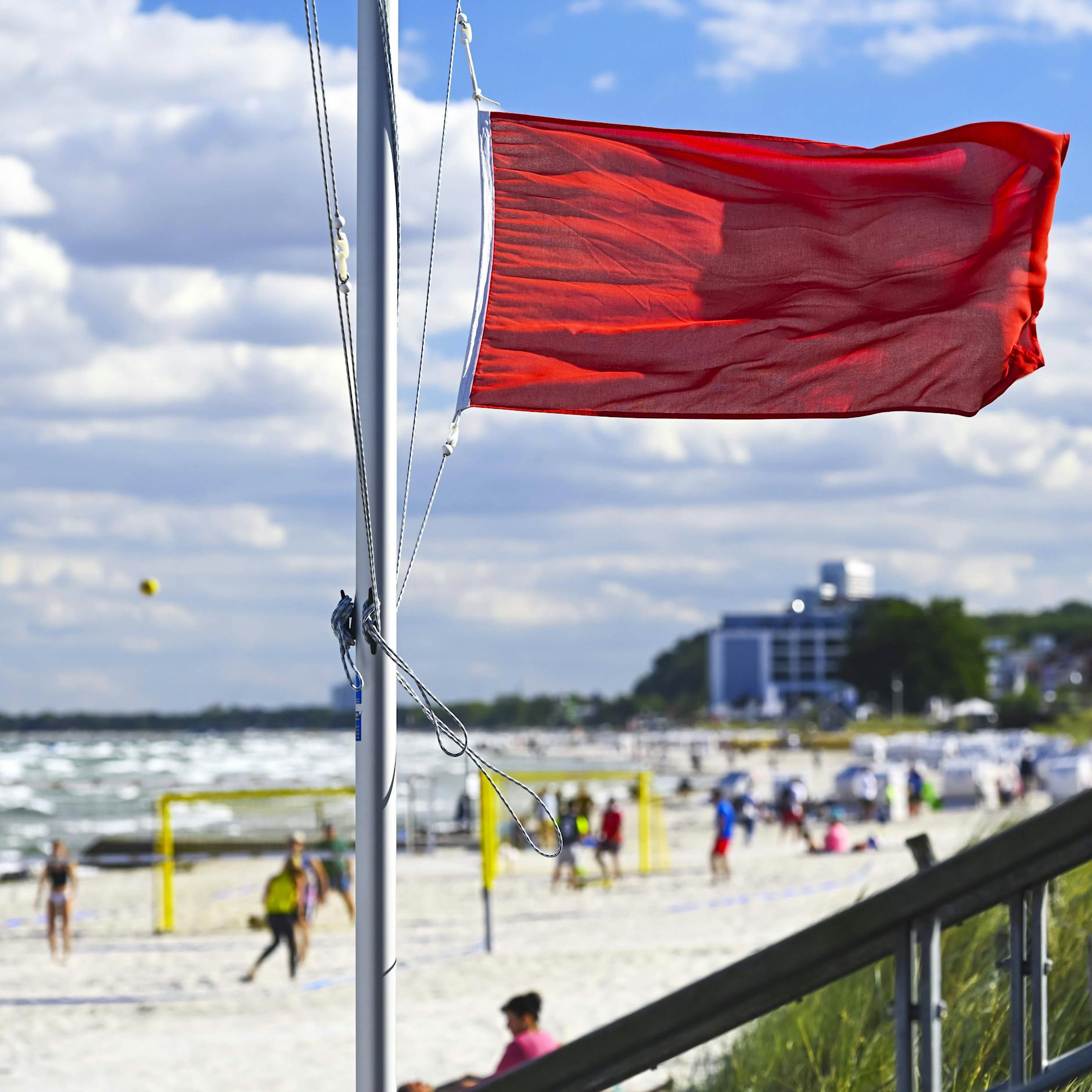 Alptraum an der Ostsee: Über 200 Badegäste von Feuerquallen attackiert!