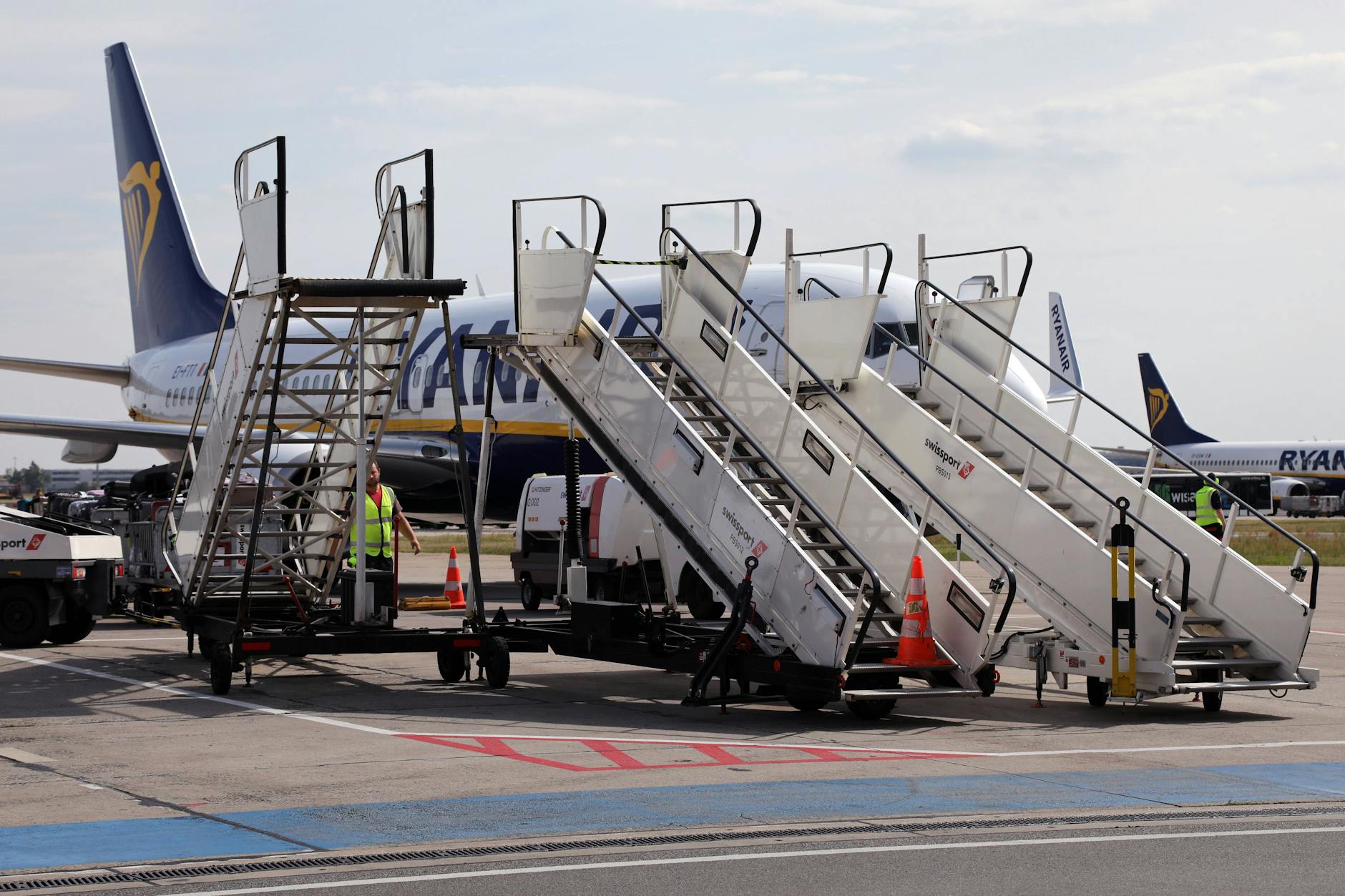 Ein Ryanair-Flugzeug. Neun Maschinen hat die Low-Cost-Airline am neuen Schönefelder Flughafen stationiert, künftig sollen es noch sieben sein.