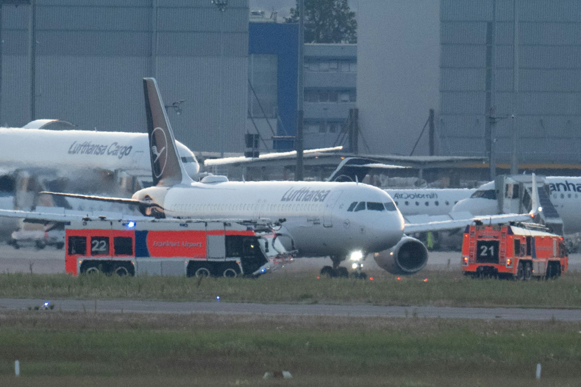 Frankfurt/Main: Nachdem die Maschine unplanmäßig zum Flughafen zurückkehren musste, stehen Feuerwehrfahrzeuge an dem gelandeten Airbus der Lufthansa.