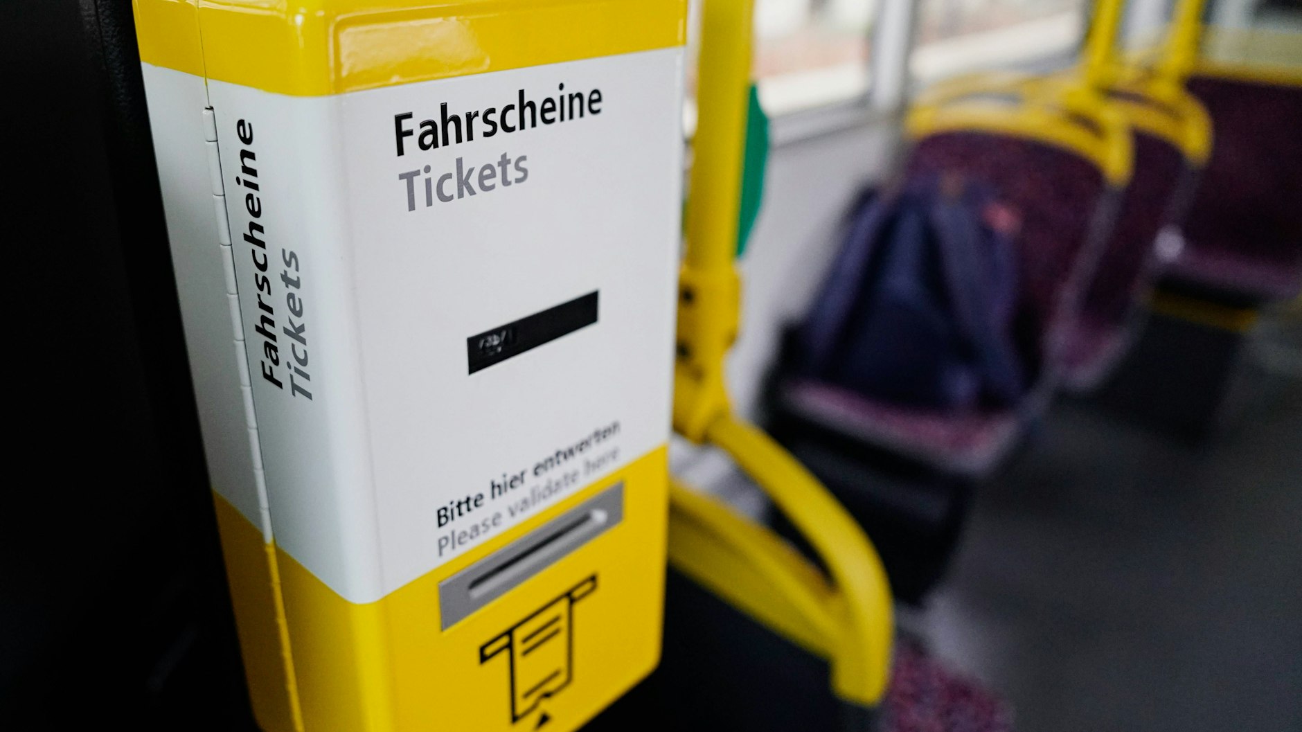 Ein Ticket-Entwerter in einem BVG-Bus. Aber nicht jeder muss entwerten.