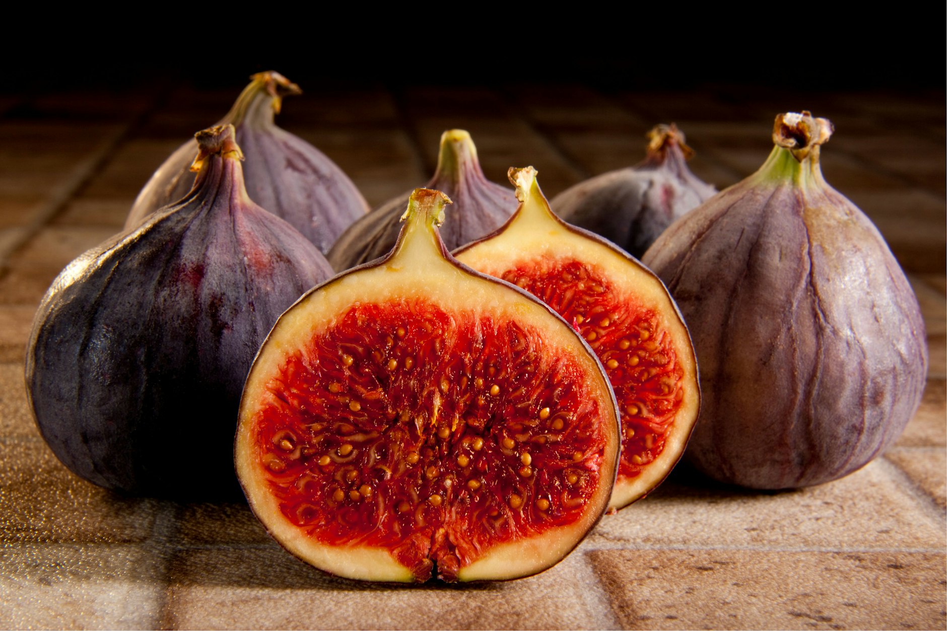 Feigen sind in dieser Zeit besonders aromatisch und süß, da sie unter optimalen Bedingungen gereift sind. Nutzen Sie also die Gelegenheit und probieren Sie diese köstlichen Rezepte mit frischen Feigen!