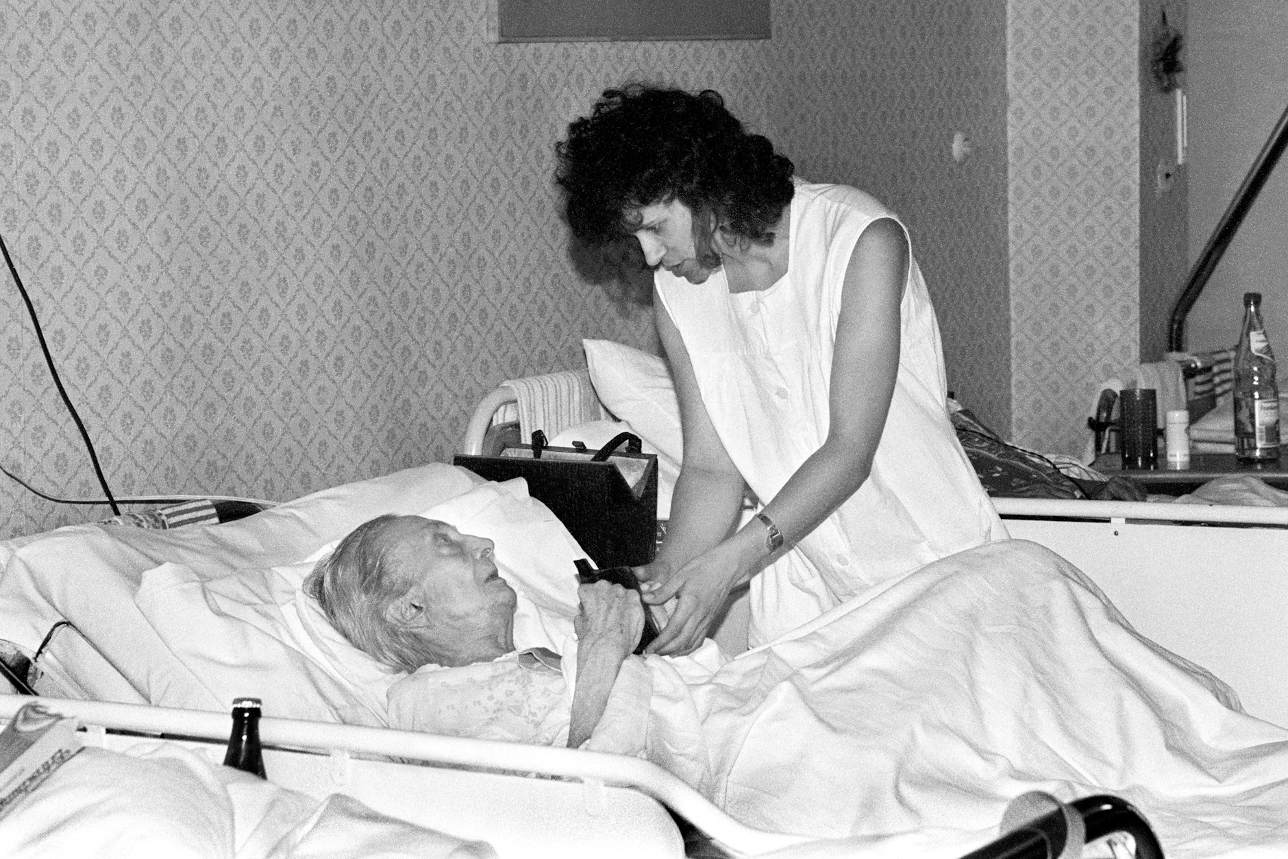 Trotz guter Ausbildung Qualifikationen im Westen nicht anerkannt: Altenpflegerin betreut eine Rentnerin in einem Leipziger Altenheim, 14.07.1992.