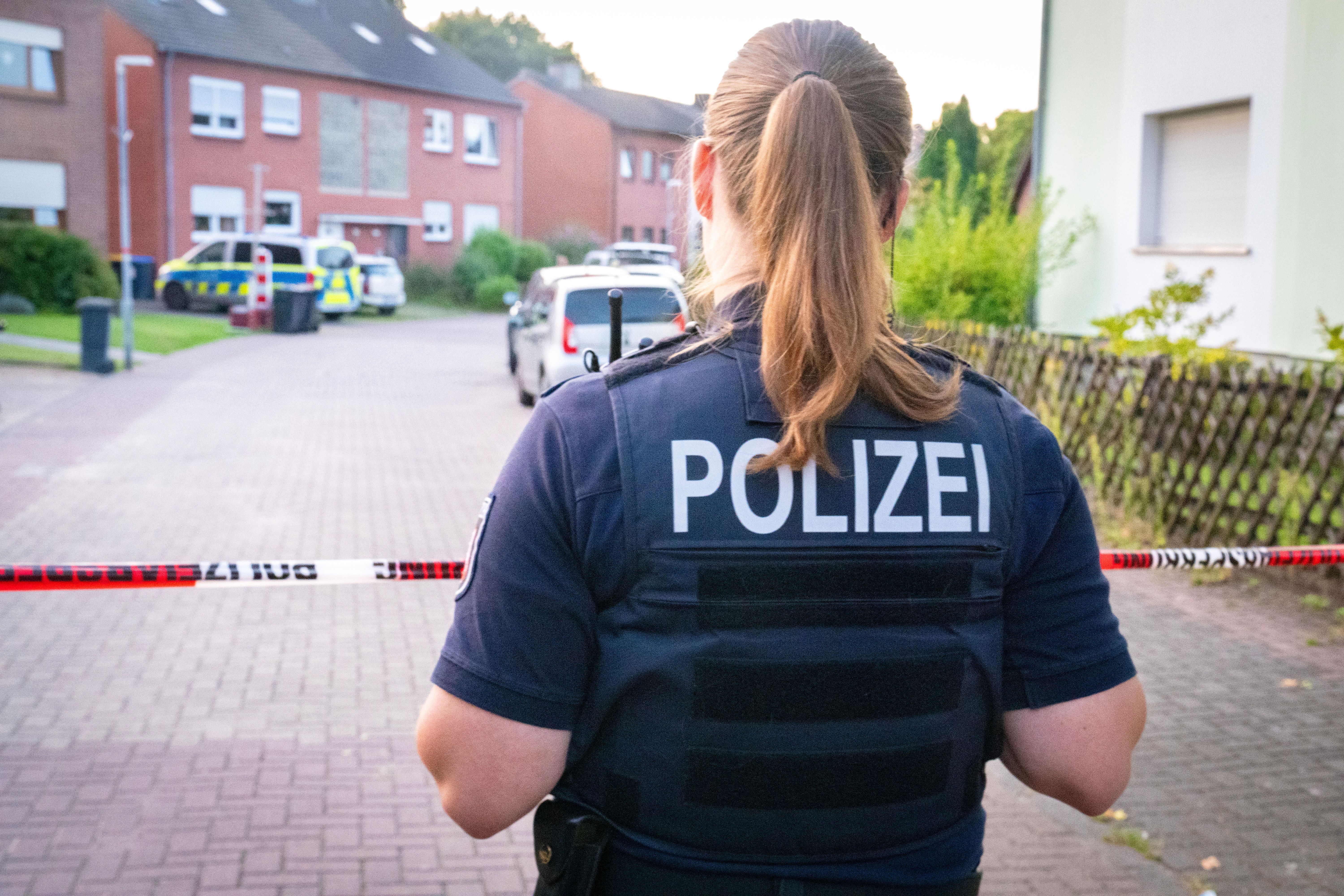 Mann geht in Moers mit Messer auf Polizisten los – die erschießen ihn