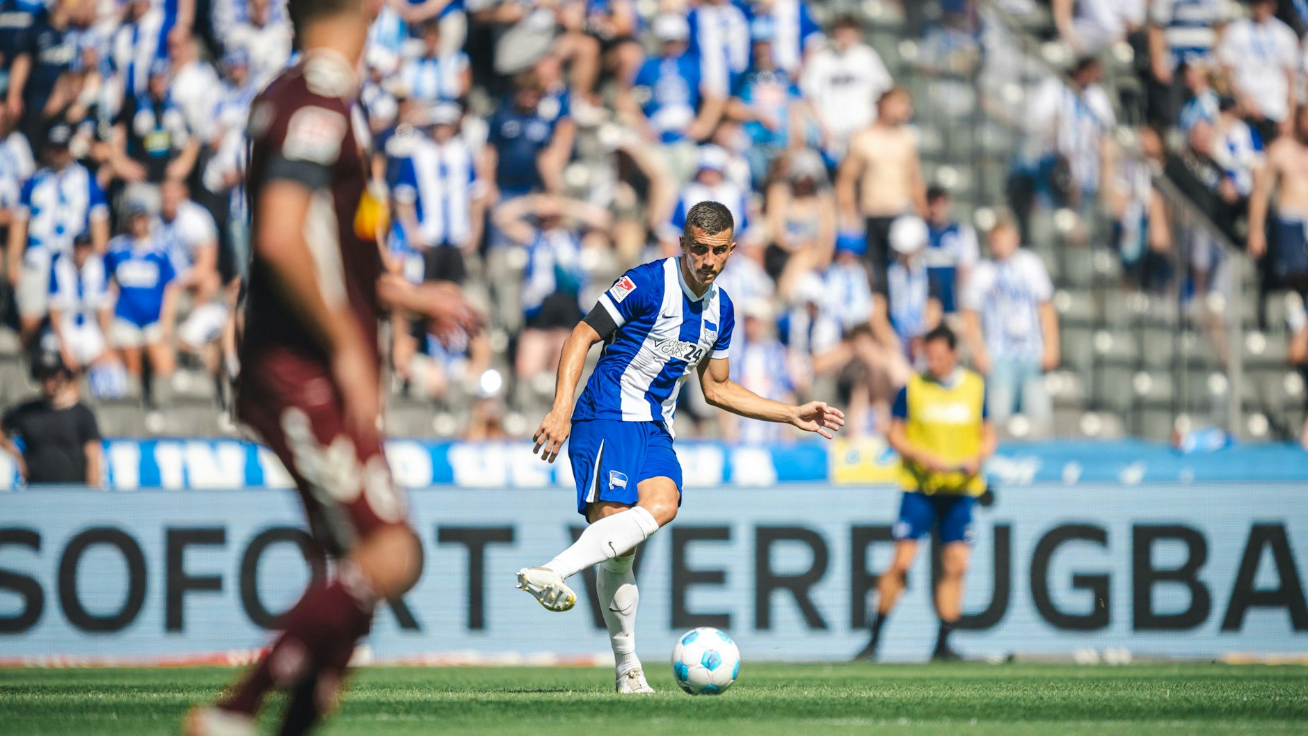 Marc Oliver Kempf spielt gegen den SSV Jahn Regensburg den Ball. Gut möglich, dass es die letzte Partie des Verteidigers für Hertha BSC war.