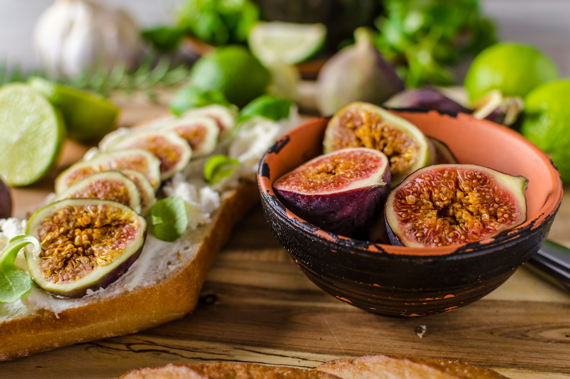 Genießen Sie Feigen einfach so, als gesunden Snack oder als Dessert nach einer Mahlzeit. Mit diesen Rezept können Sie feigen auch im Ofen mit Käse backen! Es ist so irre lecker! 