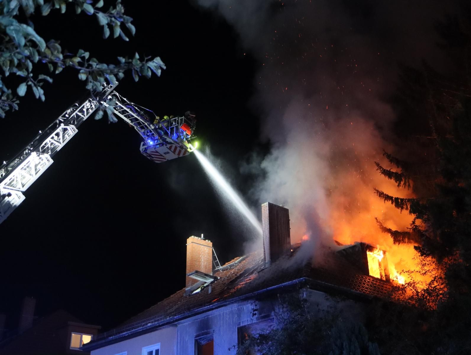 VIDEO: Unfassbar! Haus in Zehlendorf brennt zweimal in einer Nacht!
