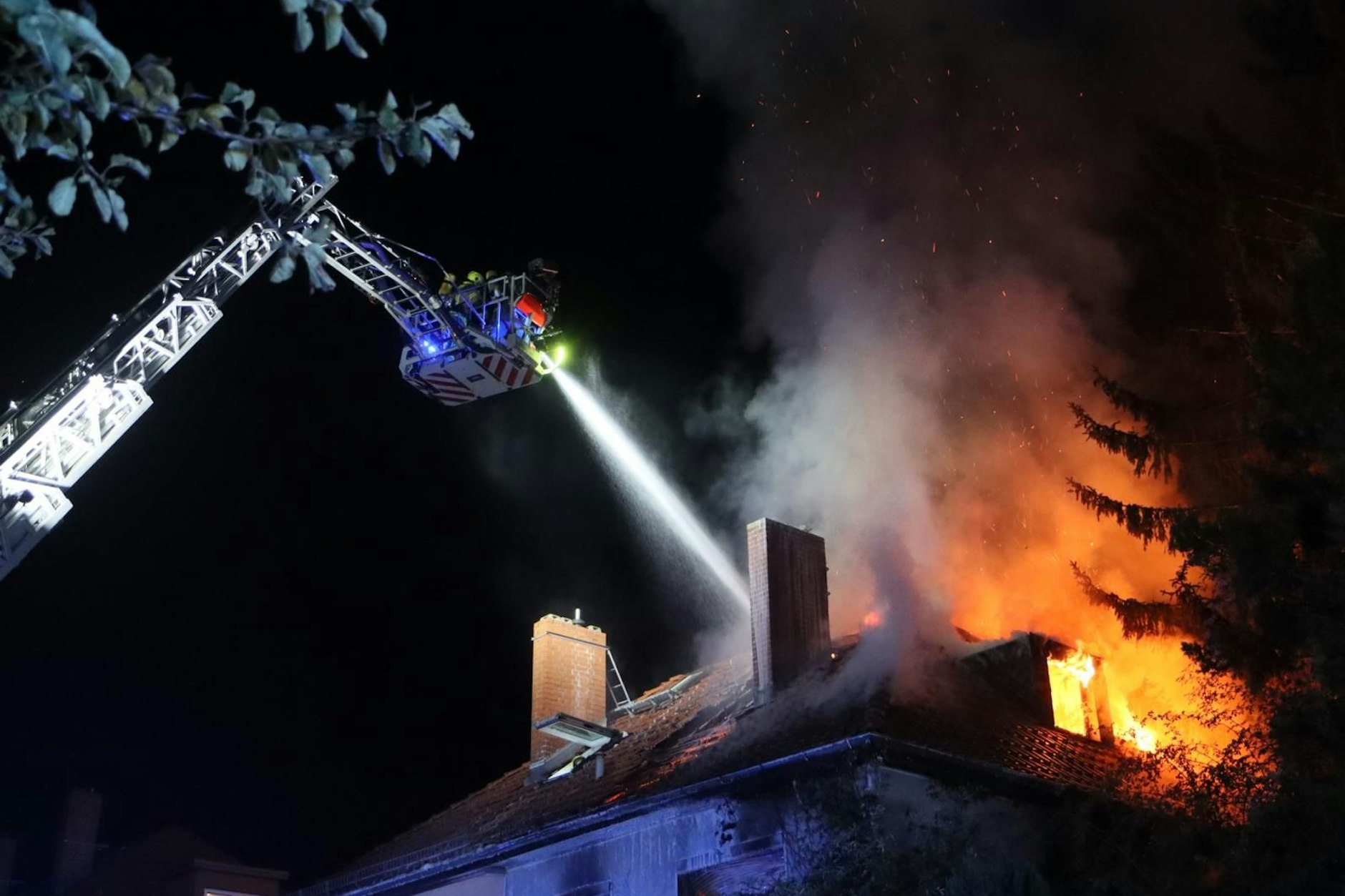 In der Nacht brannte in Zehlendorf eine Doppelhaushälfte zweimal binnen sieben Stunden.