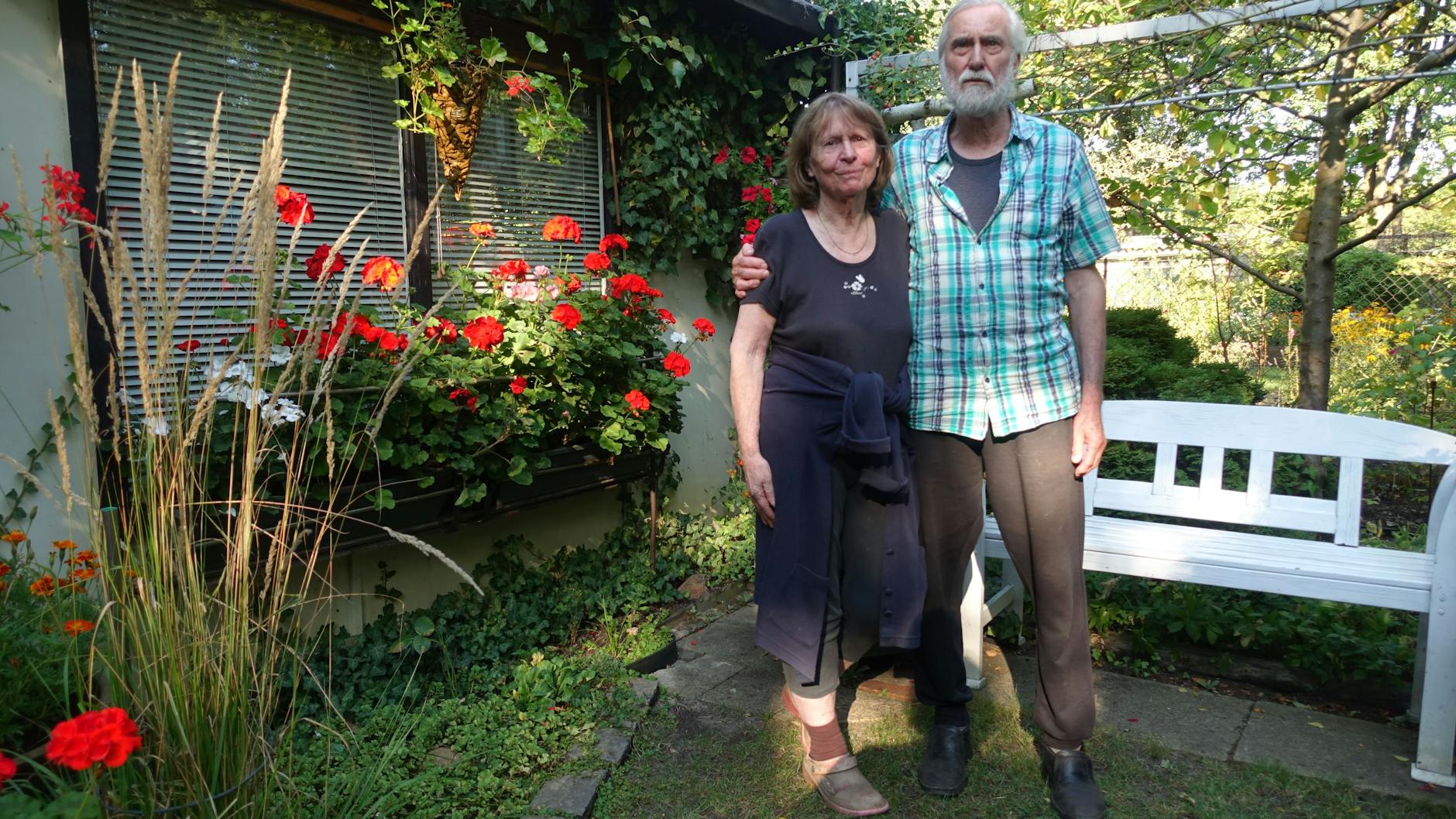 Ein letzter Sommer in ihrem Garten-Paradies: Hans-Joachim und Regina Krüger haben die Hoffnung aufgegeben, dass sie vom Abrissbagger verschont bleiben.