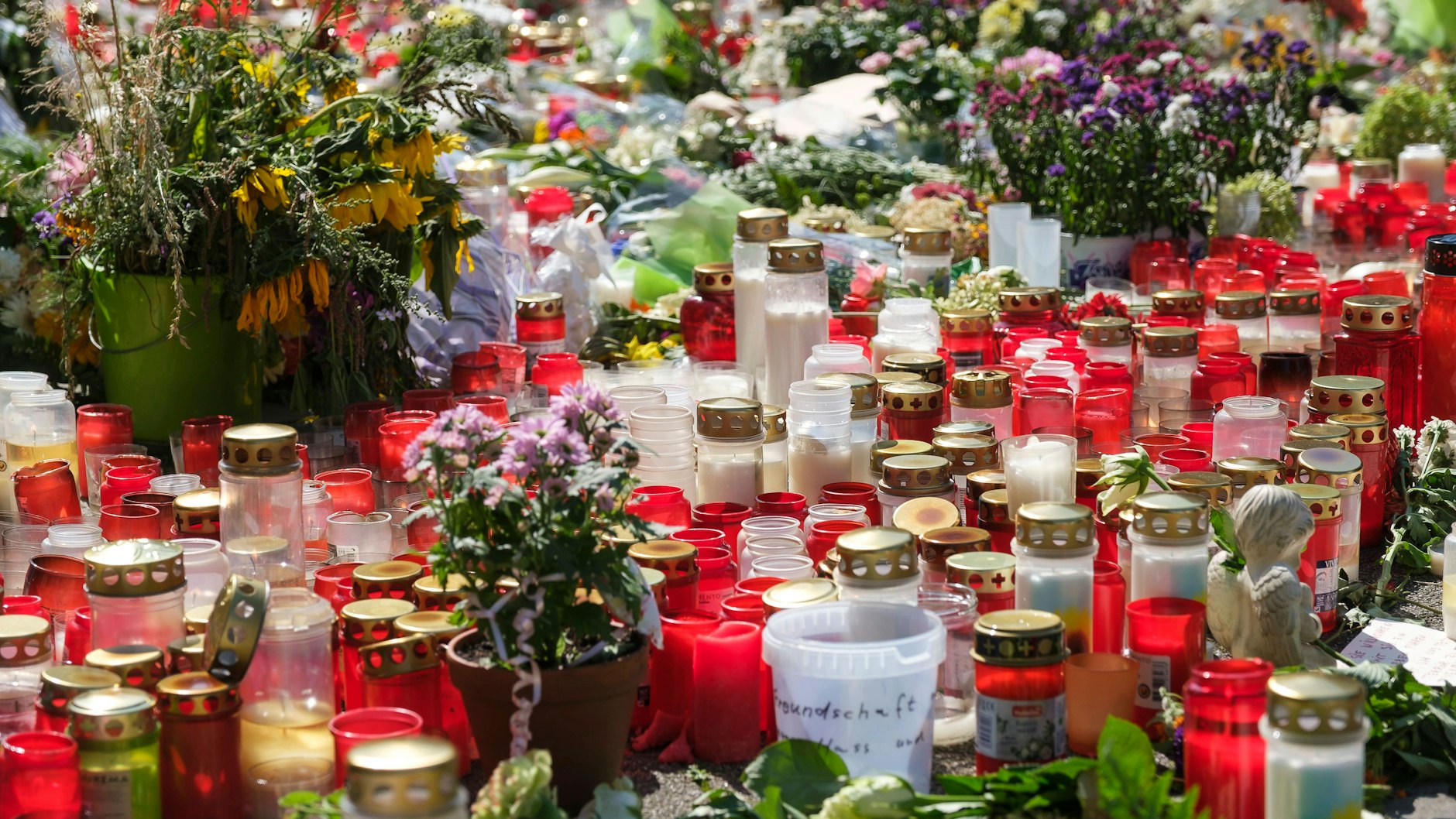 Trauernde legten am Ort des Anschlags von Solingen bereits Blumen und Kerzen nieder.
