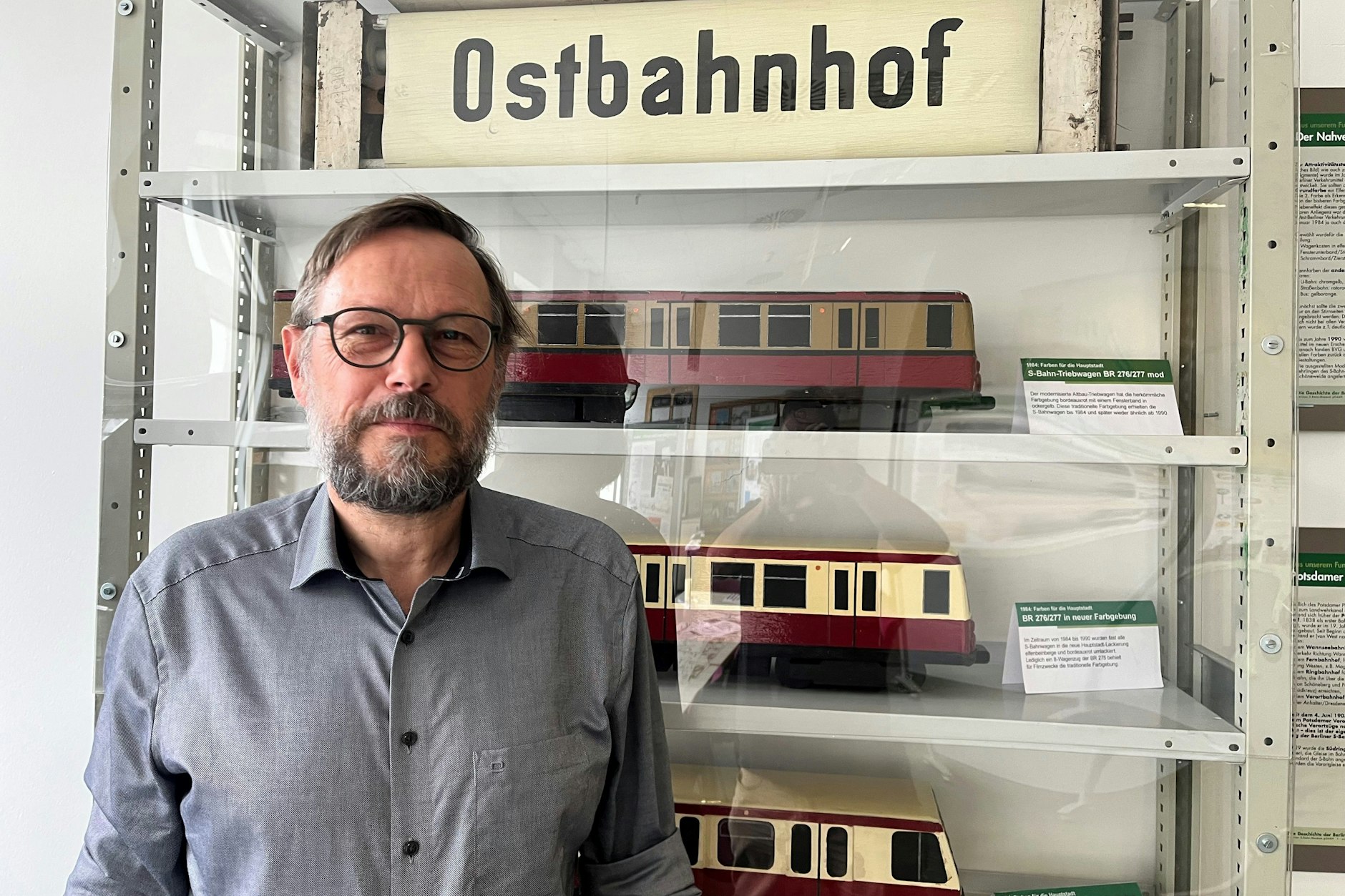 Udo Dittfurth, der ehrenamtliche Leiter des S-Bahn-Museums, im Projektraum. Mittwochs, donnerstags, freitags und sonntags ist der Interims-Museumsstandort im Ostbahnhof geöffnet.