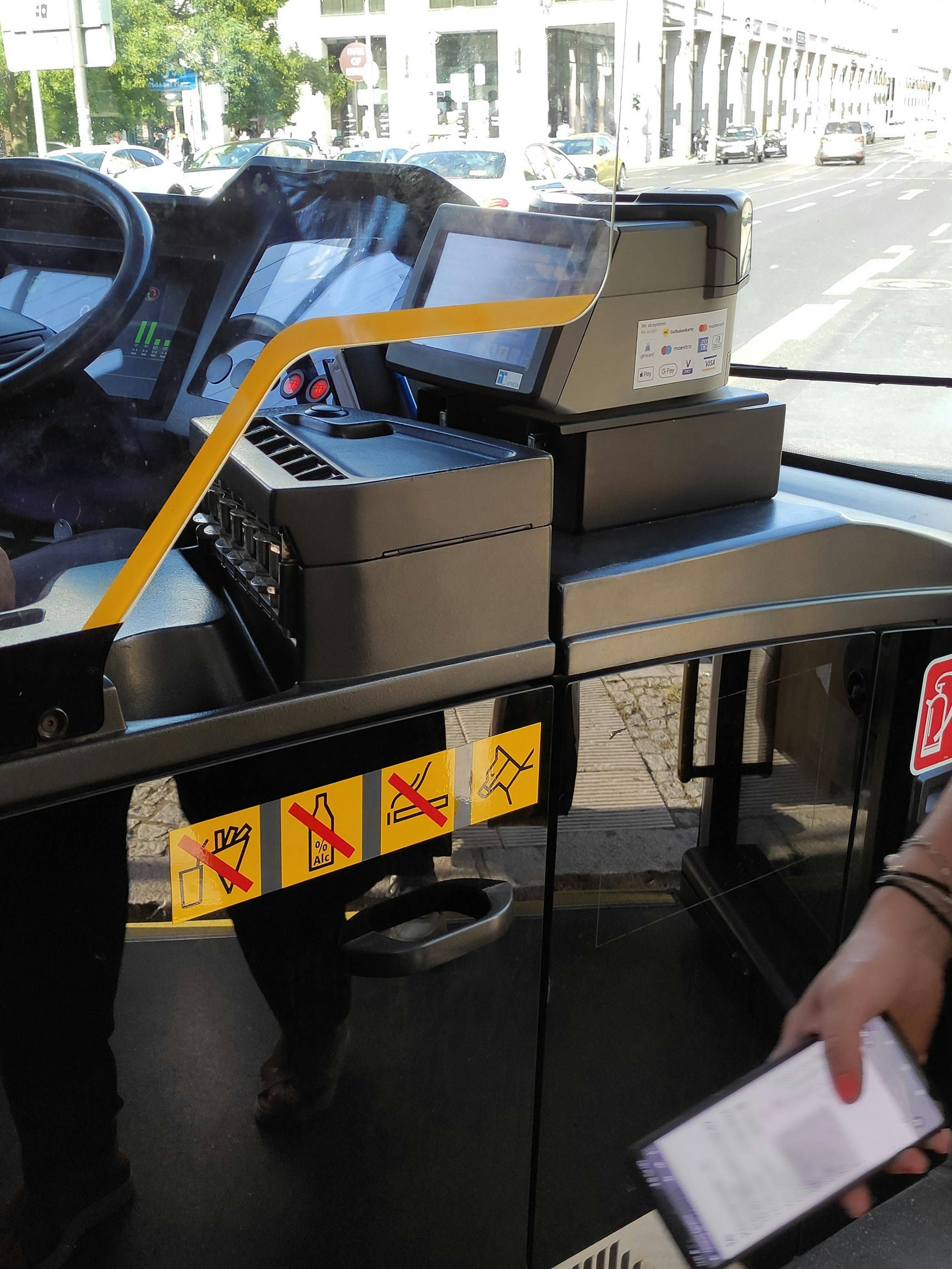 Ab September kann man in Berliner Bussen nicht mehr mit Bargeld bezahlen.