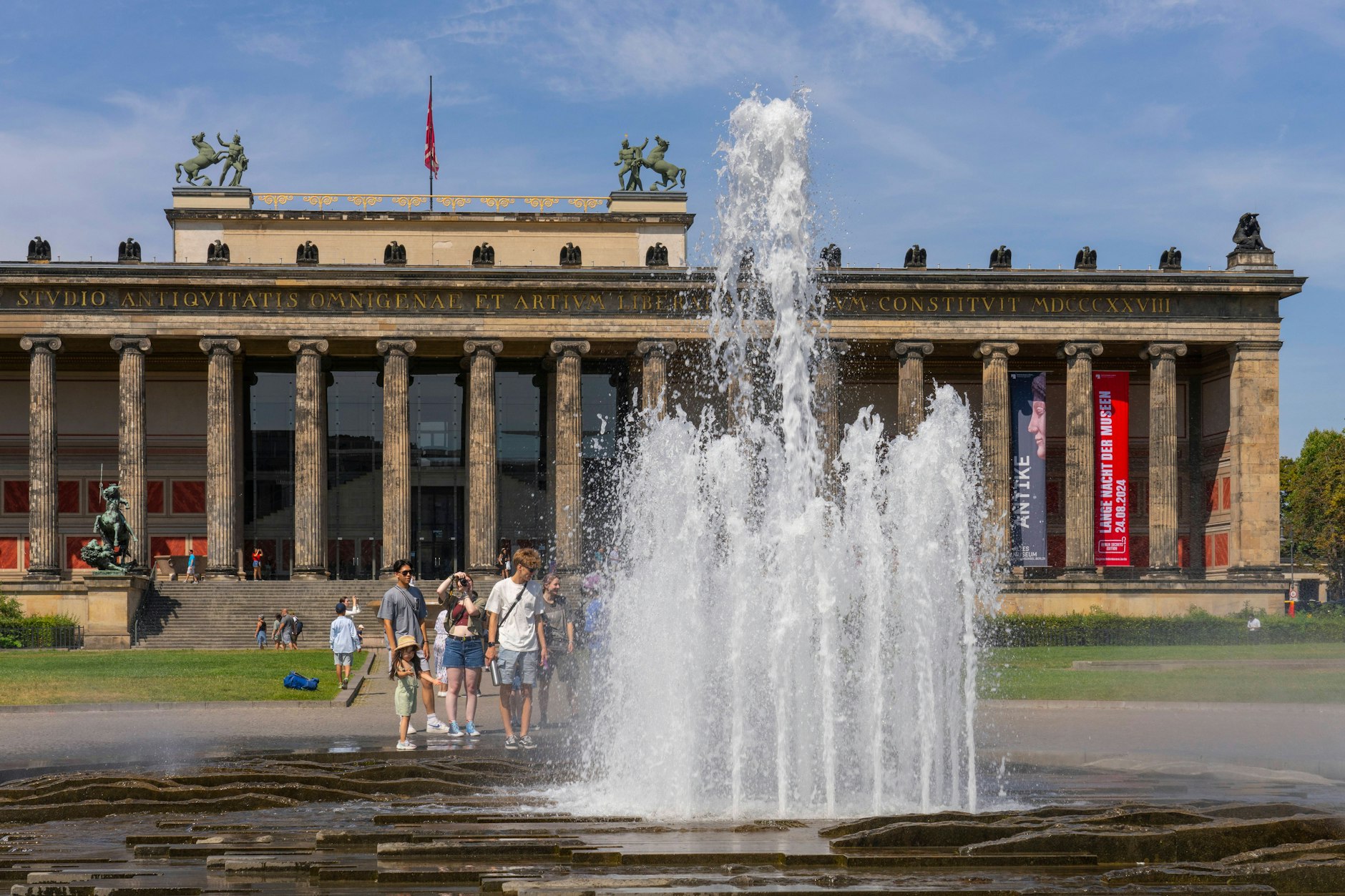 Der Brunnen sorgt auf der Museumsinsel für Abkühlung.