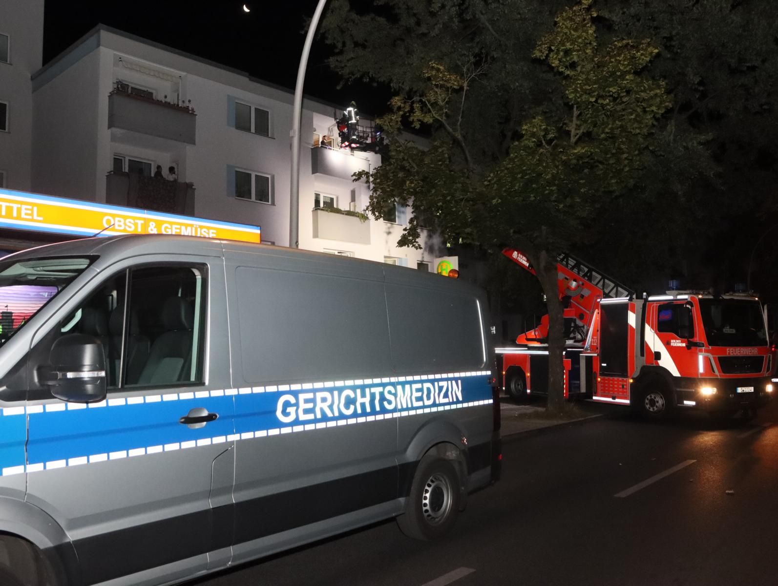 Spektakulärer Einsatz in Neukölln: Feuerwehr hievt XXL-Leiche aus Wohnung!