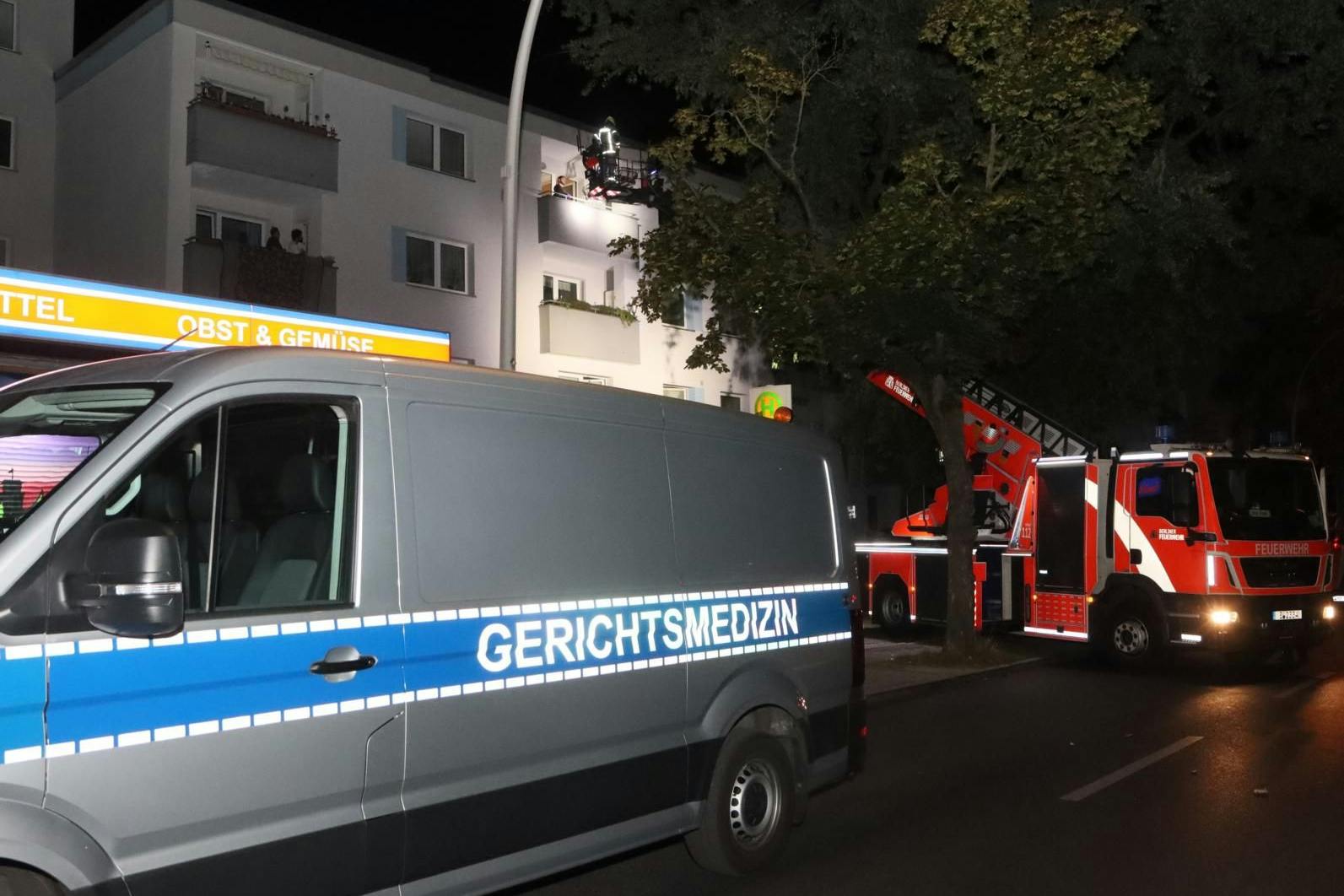 Eine XXL-Leiche in Neukölln musste von der Feuerwehr aus der Wohnung gehoben werden.