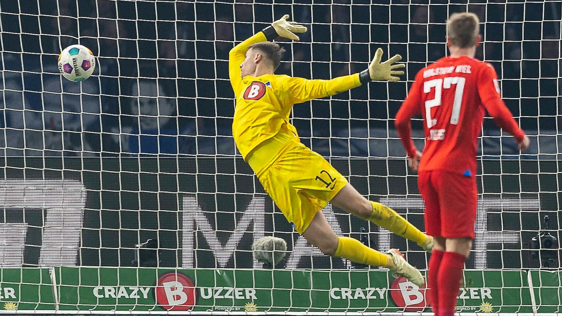 Torwart Ernst treckt sich vergebens. Hertha verdödelte im März eine 2:0-Führung gegen Bundesliga-Aufsteiger Holstein Kiel&nbsp; in den Schlussminuten und trennte sich 2:2 im Olympiastadion.