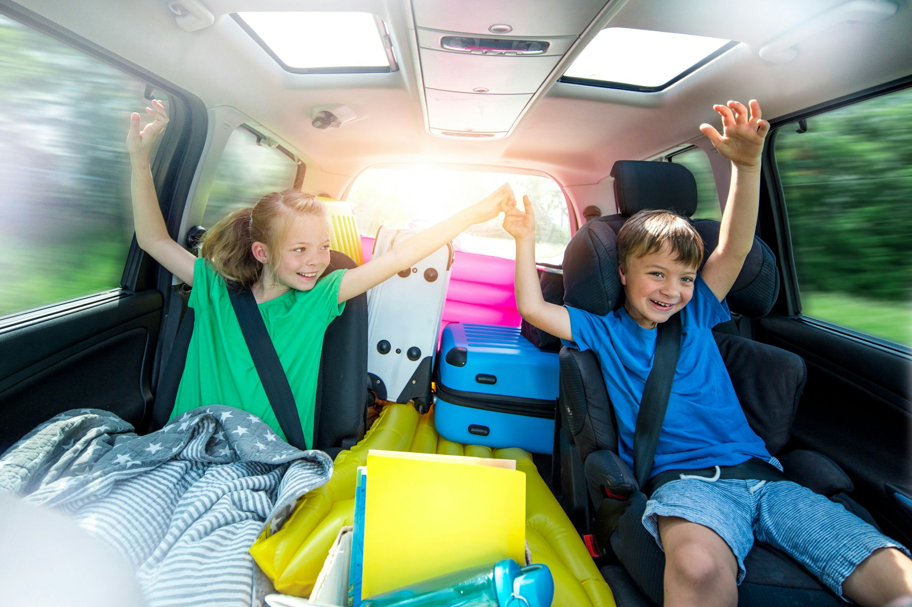 So können Sie sich auf Verkehrschaos vorbereiten: Mit Spielen, regelmäßigen Pausen und Snacks bleibt die Laune auch im Stau gut – selbst bei quengelnden Kindern!