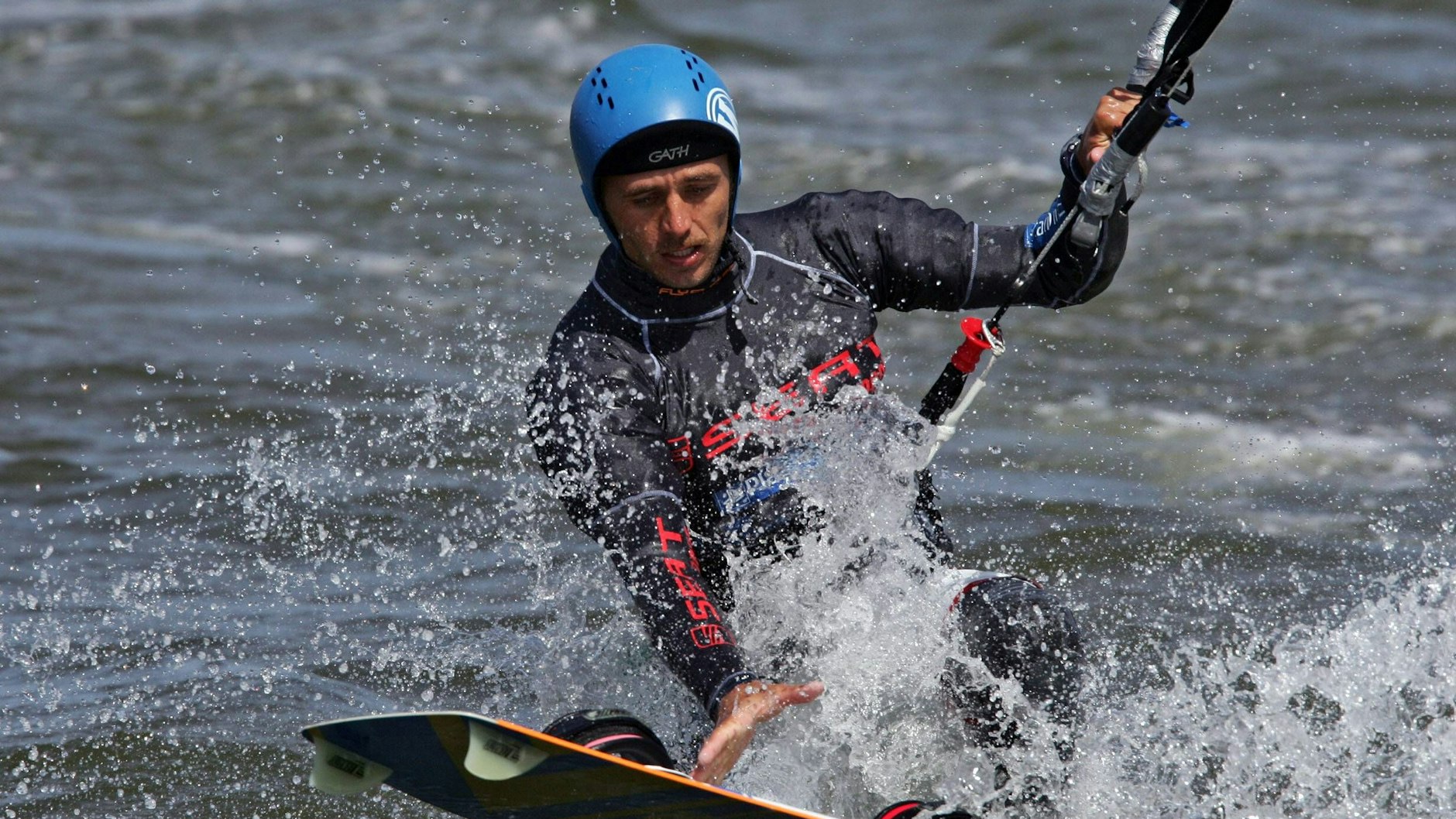Henning Nockel ist Surfer - und war gerade bei Jütland unterwegs, als die beiden Jungen am Strand unter einer Düne begraben wurden.