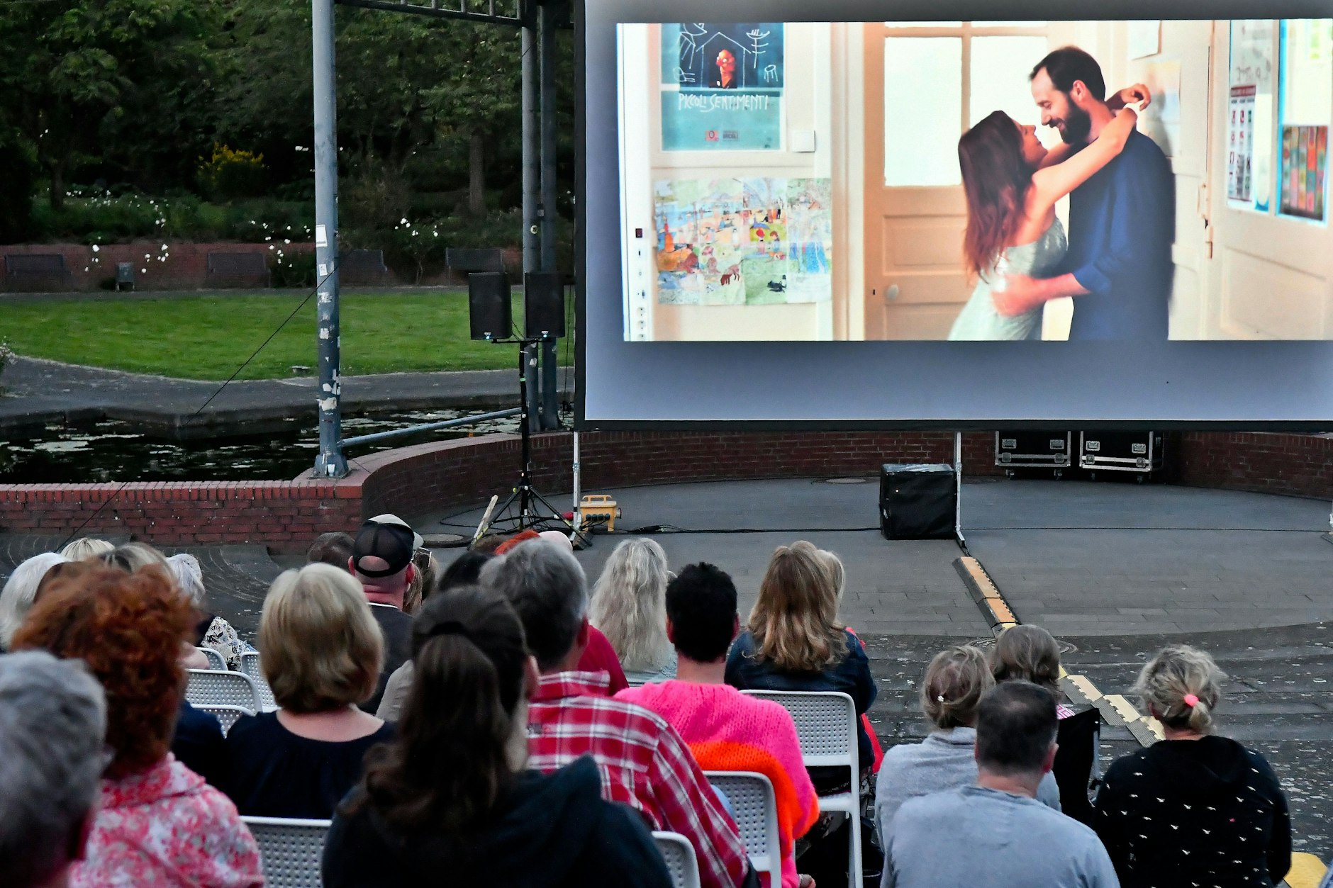 Kinofans sind in Marzahn-Hellersdorf zu einem Open-Air-Kinoabend im Innenhof der Raoul-Wallenberg-Straße eingeladen.