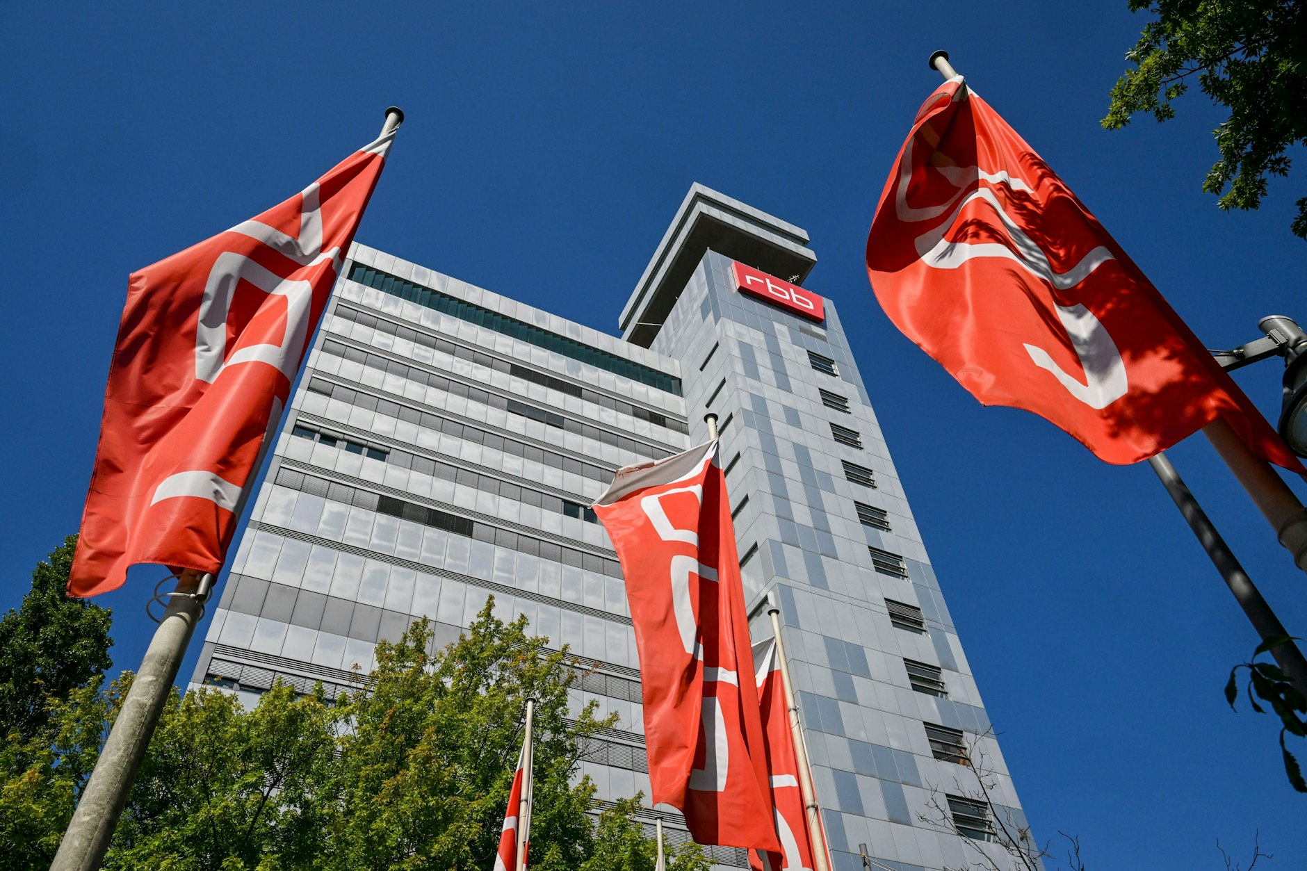 Der Rundfunk Berlin-Brandenburg (RBB) will sein Berliner Sendehochhaus verkaufen und komplett in das Haus des Rundfunks ziehen.