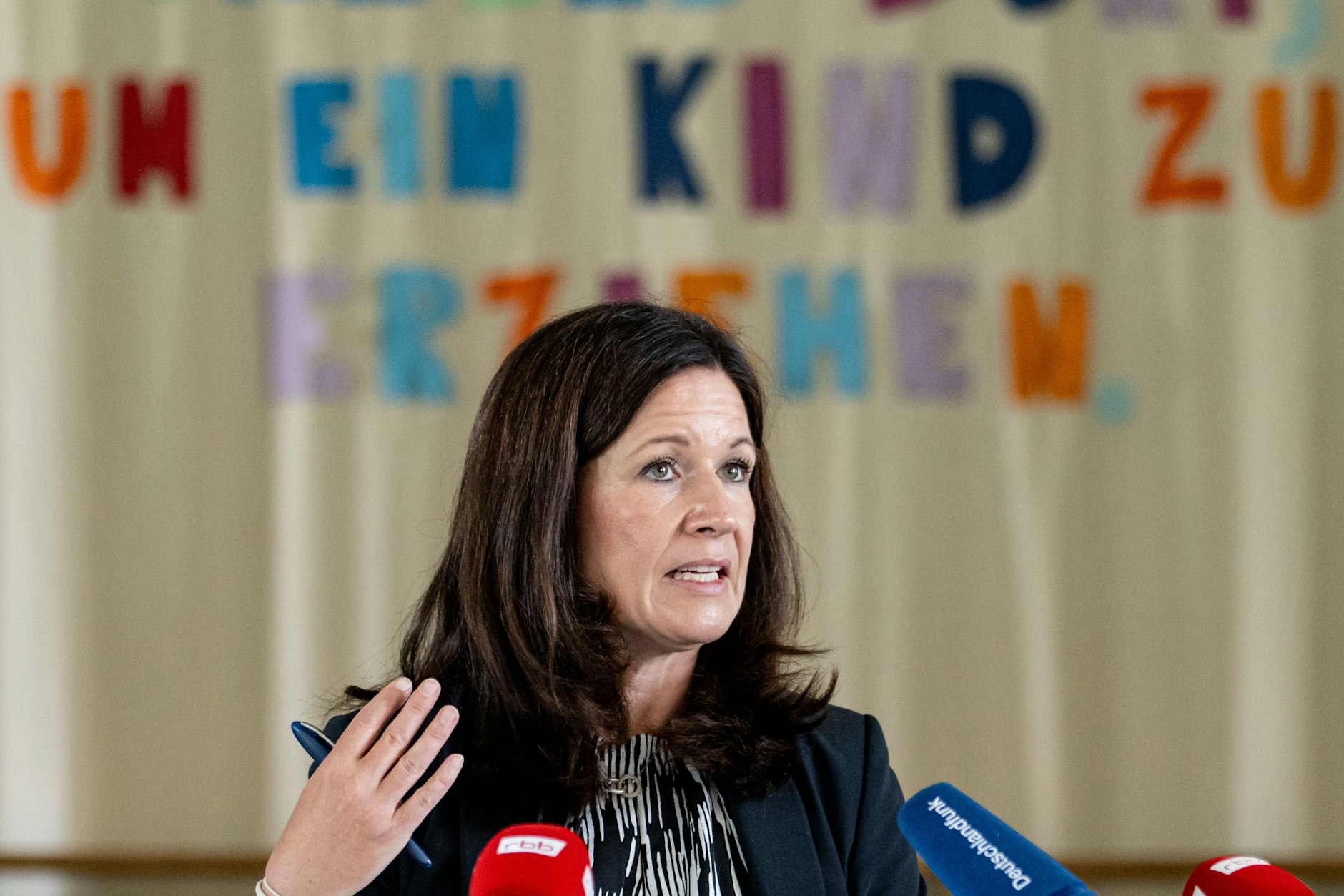 Katharina Günther-Wünsch (CDU), Berliner Senatorin für Bildung, Jugend und Familie, gibt zum neuen Schuljahr 2024/25 eine Pressekonferenz in der Wedding-Schule vor dem Spruch „Es braucht ein ganzes Dorf, um ein Kind zu erziehen.“