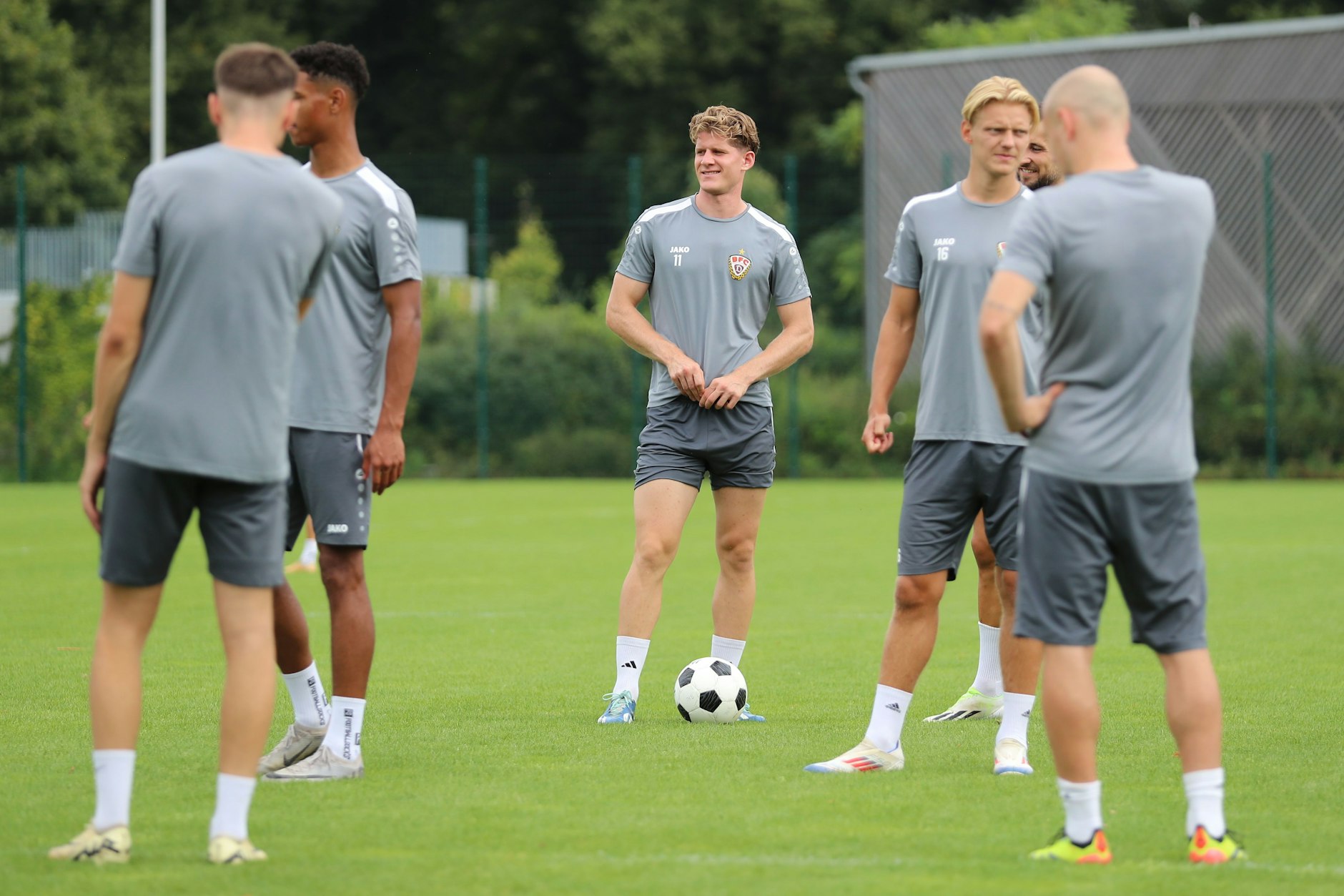 Mittendri, aber irgendwie nicht so richtig dabei: Louis Malina (M.) verlässt den BFC Dynamo in Richtung Chemnitzer FC.&nbsp;