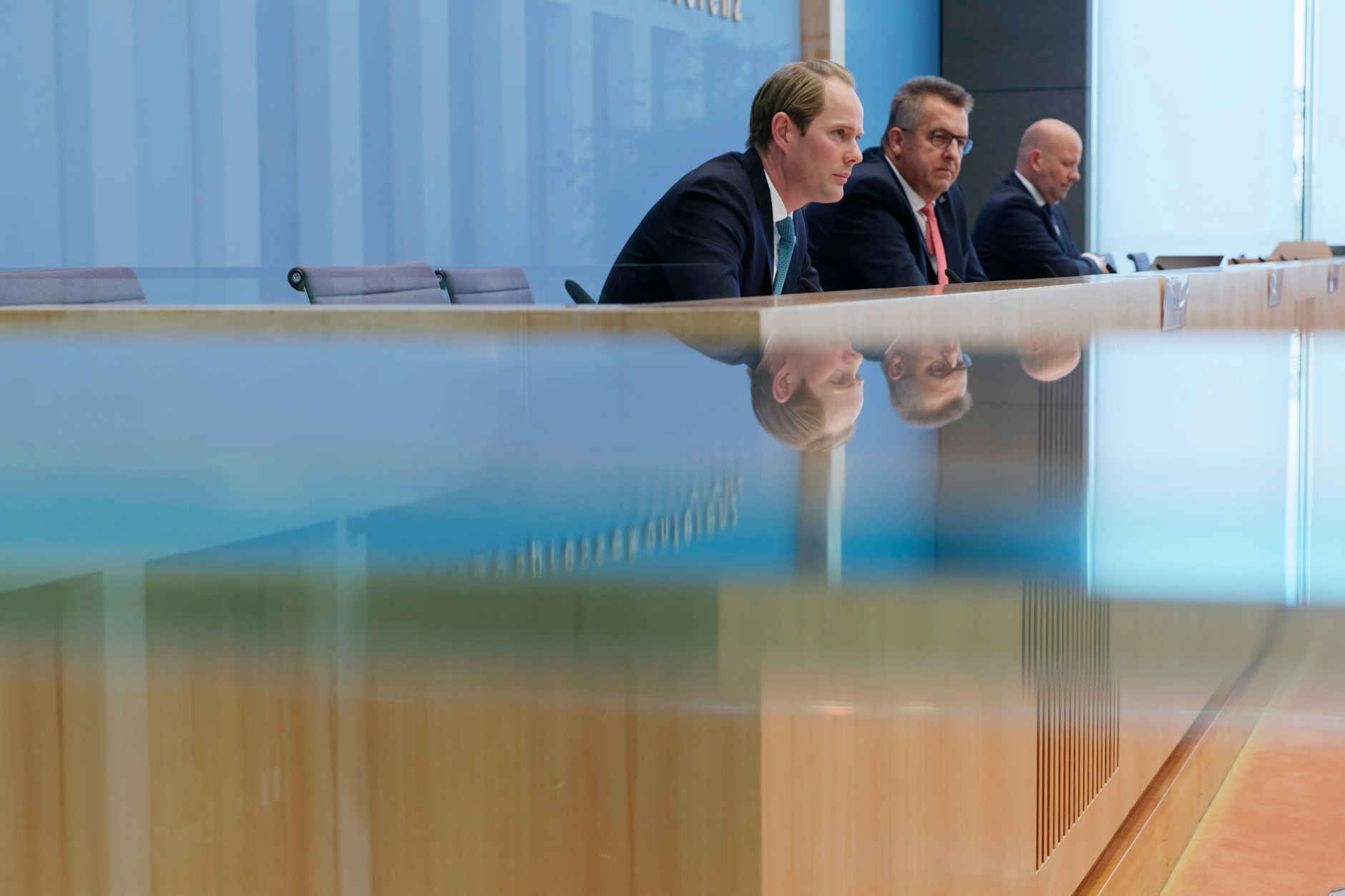 Steffen Kanitz und Stefan Studt, Geschäftsleiter der Bundesgesellschaft für Endlagerung, auf einer Bundespressekonferenz 2020