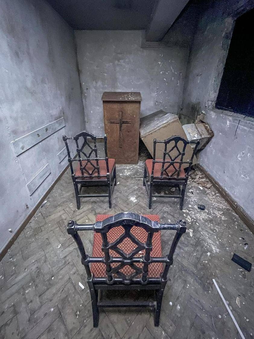 In diesem kleinen Gebets-Zimmer wurde schon lange nicht mehr gebetet. Was es damit auf sich hat, bleibt das Geheimnis des Horror-Hauses.
