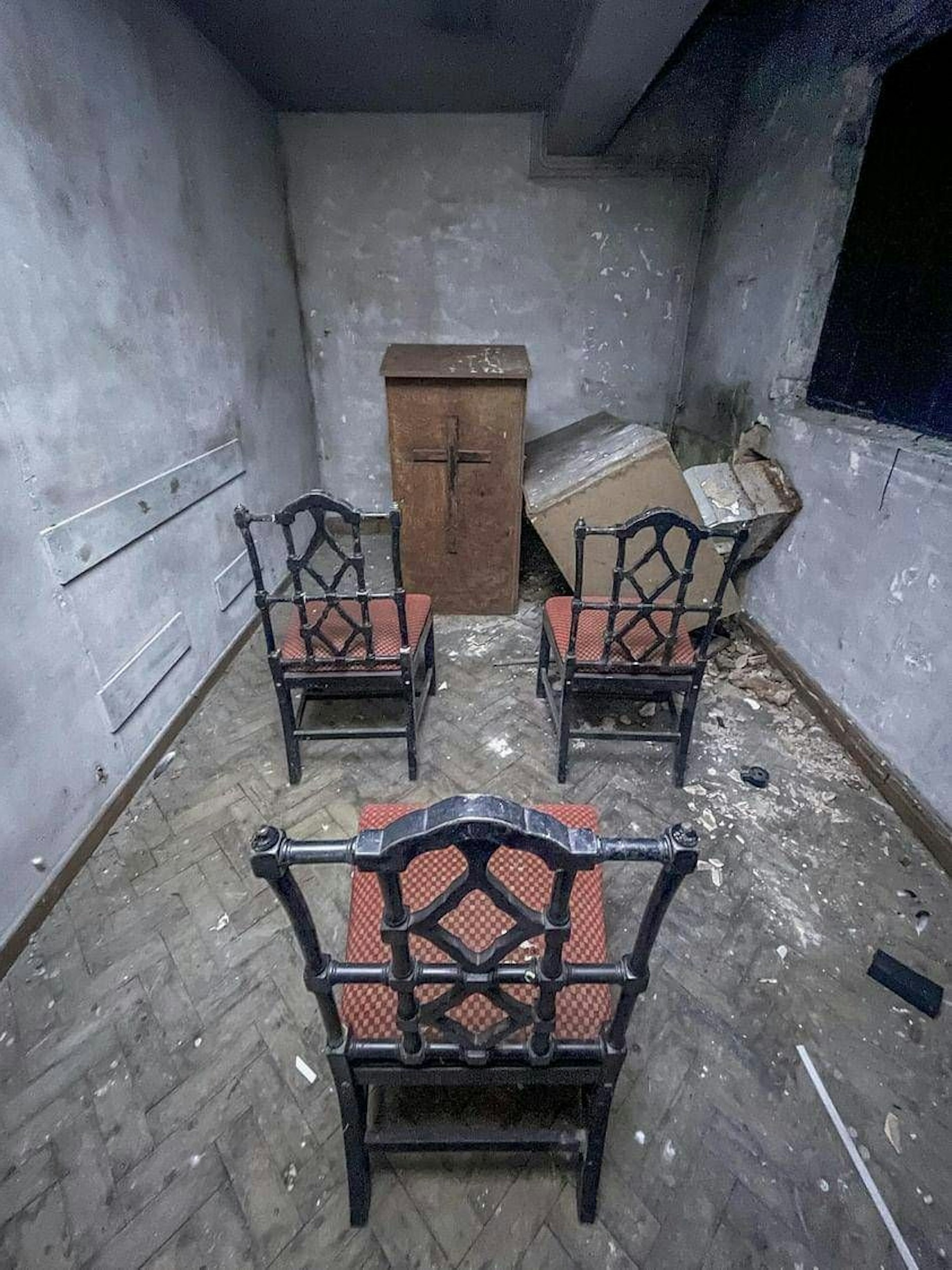 In diesem kleinen Gebets-Zimmer wurde schon lange nicht mehr gebetet. Was es damit auf sich hat, bleibt das Geheimnis des Horror-Hauses.