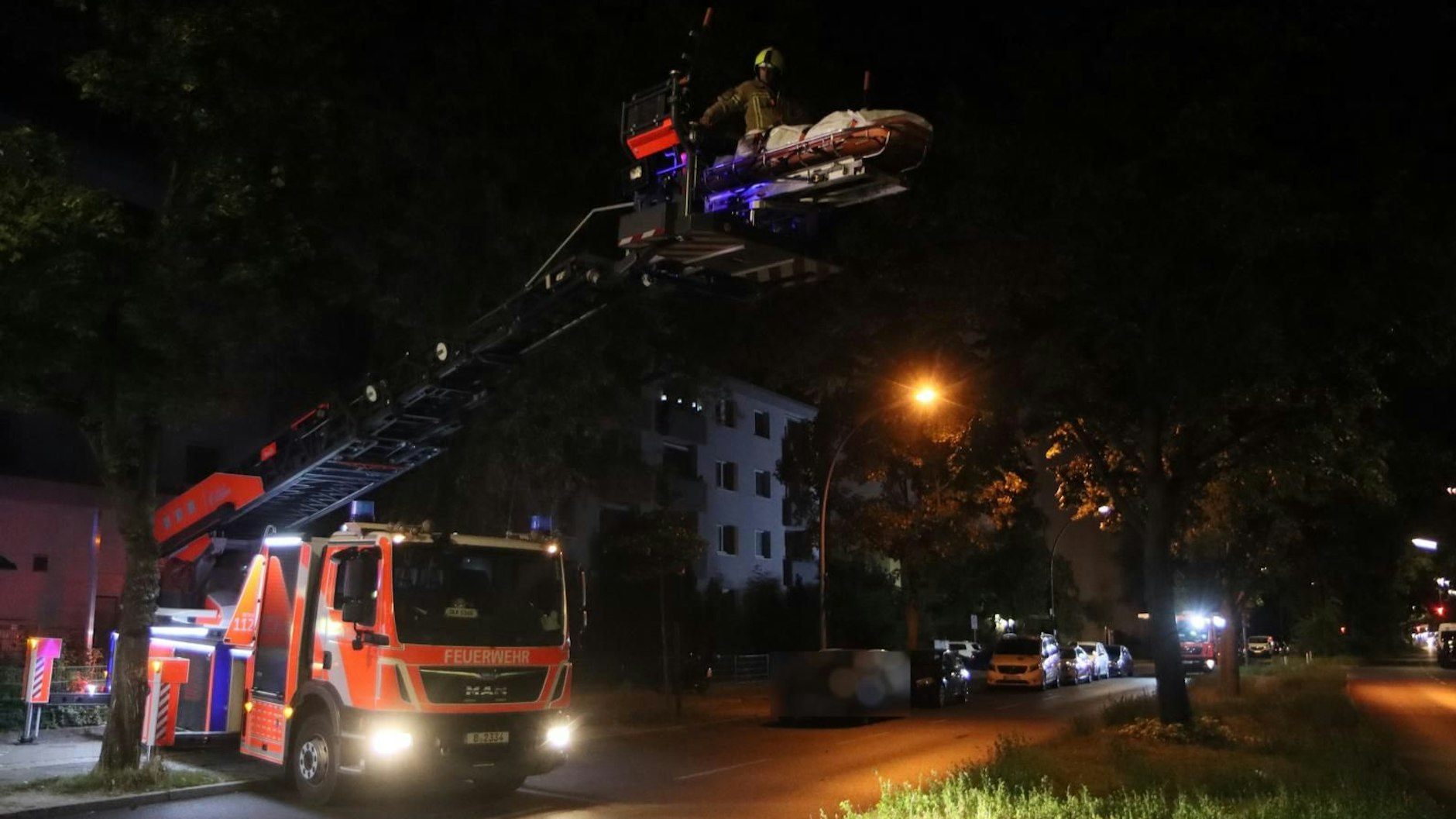 Weil ein Verstorbener zu schwer war, musste die Leiche von der Feuerwehr aus einem Mehrfamilienhaus geborgen werden. 