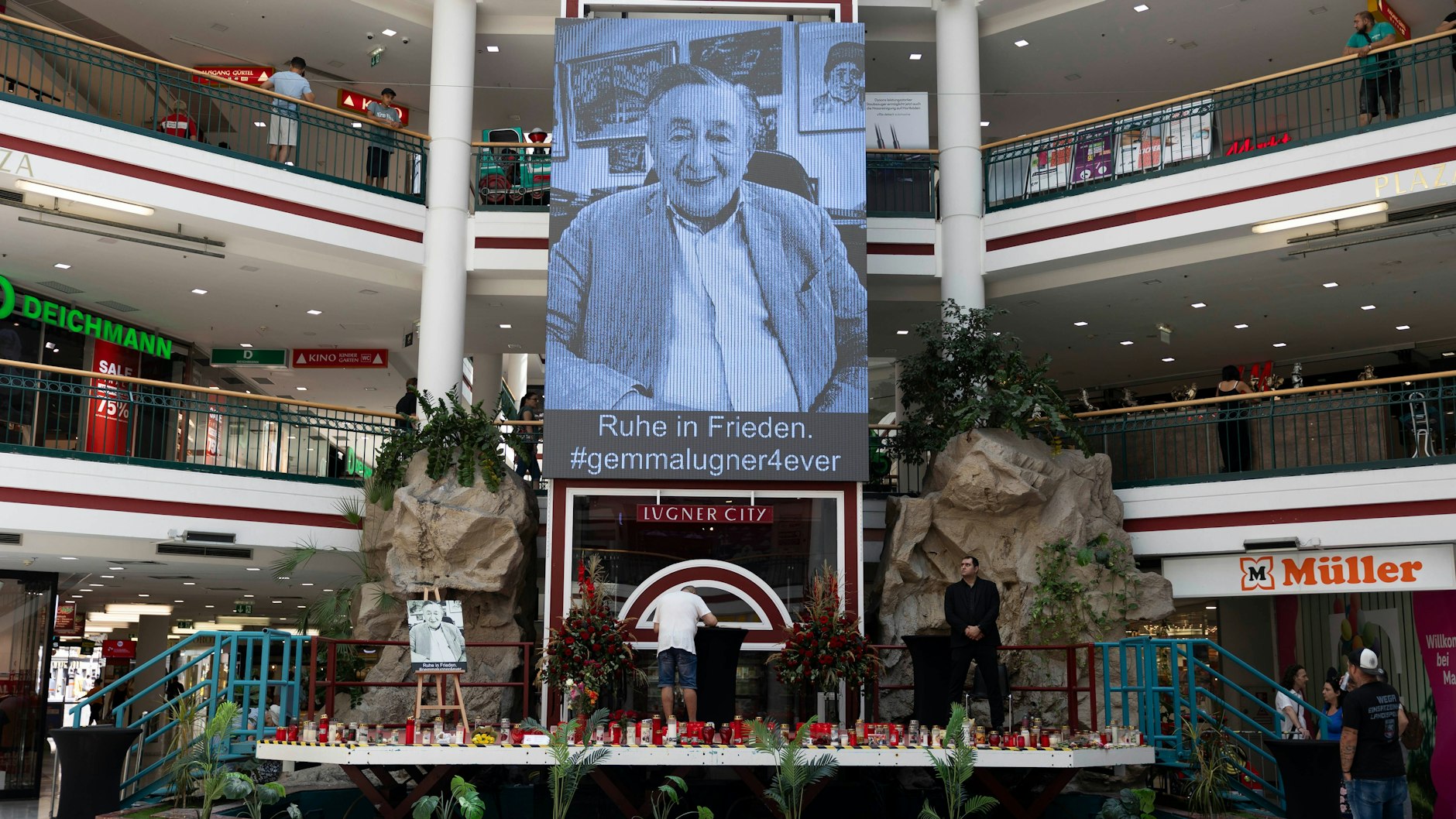 Im Atrium der Lugner City liegt ein Kondolenzbuch aus. Hier können sich Trauernde am Wochenende eintragen.