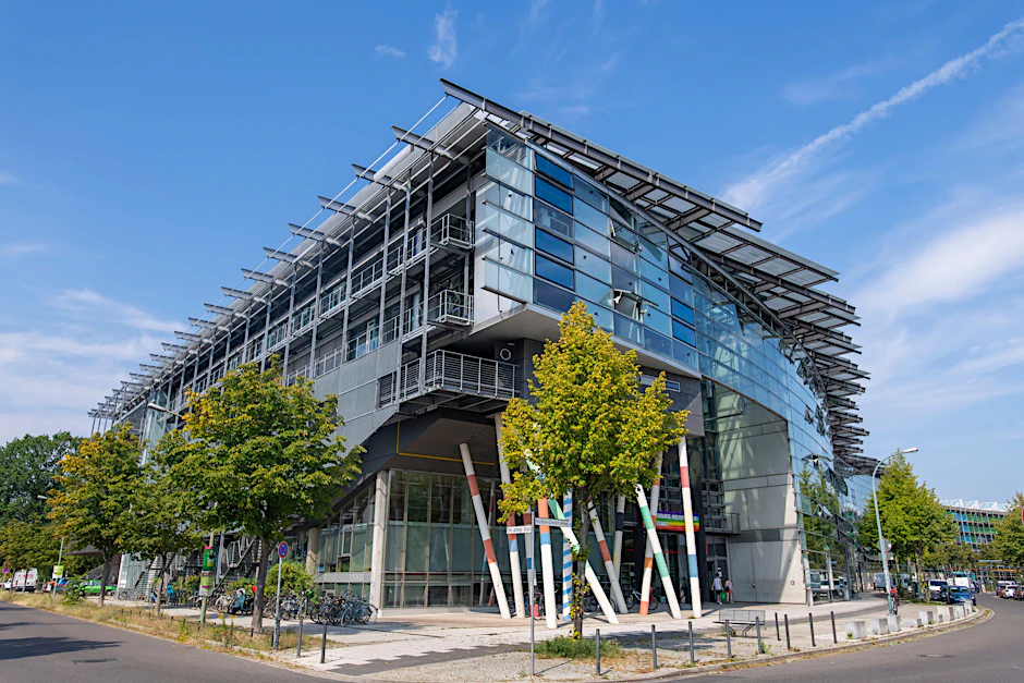 Heute ist die Filmschule Babelsberg eine Universität und in einem Neubau untergebracht